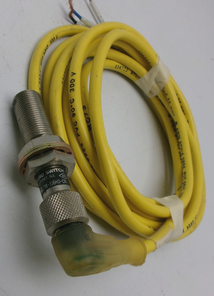 HONEYWELL MICRO SWITCH FL7M-3J6HD-CM & IFM EFECTOR 90° CONNECTOR #372U