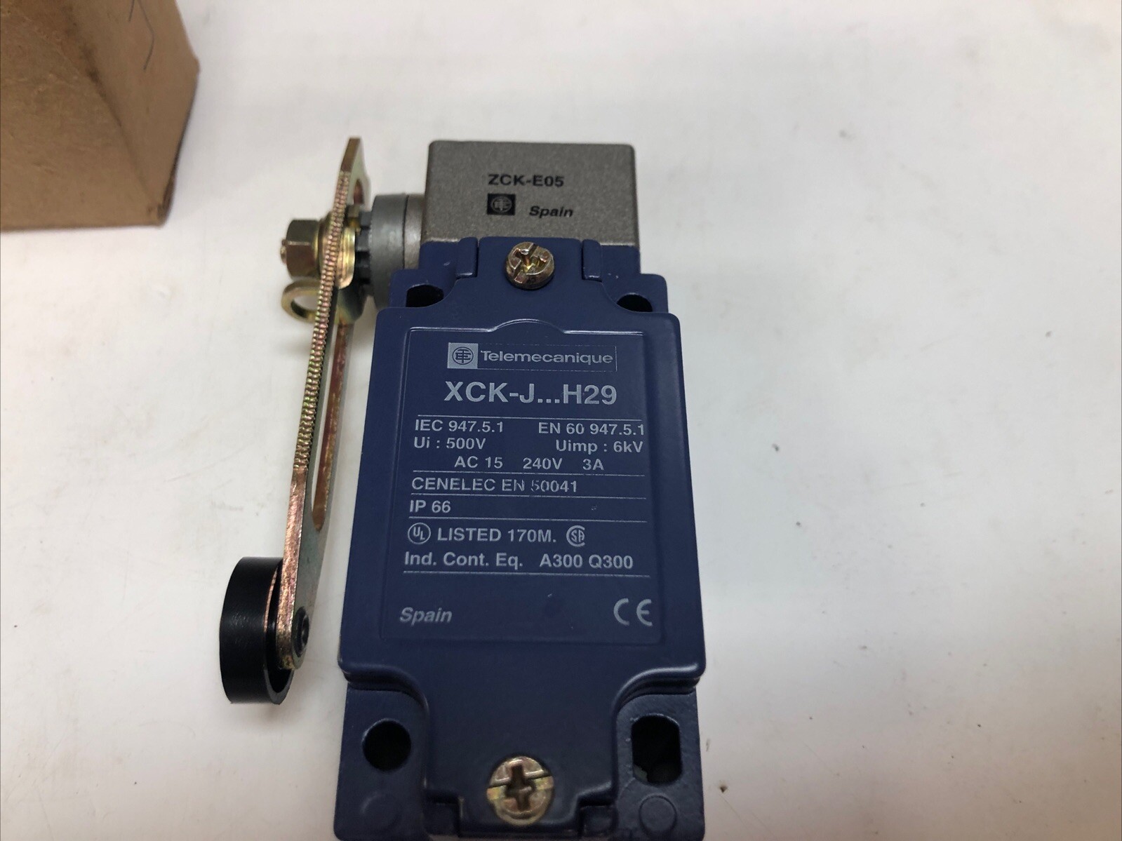 1 New Telemecanique Limit Switch With Arm XCK-J…H29, Ui 500V, AC 15. 240V 3A