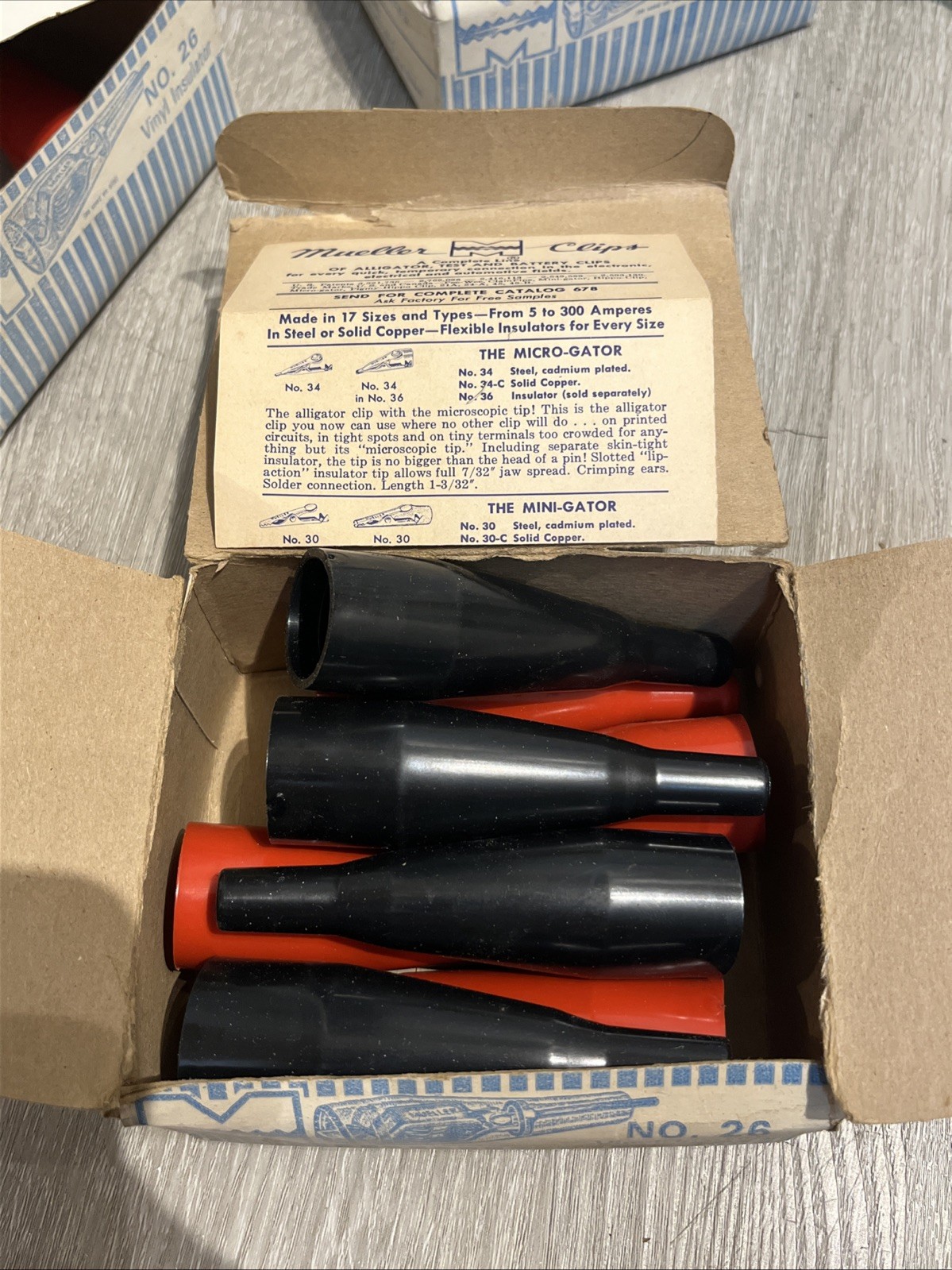 Mueller Electric NO. 26 Vinyl Insulators Box of (8) 4 Black 4 Red
