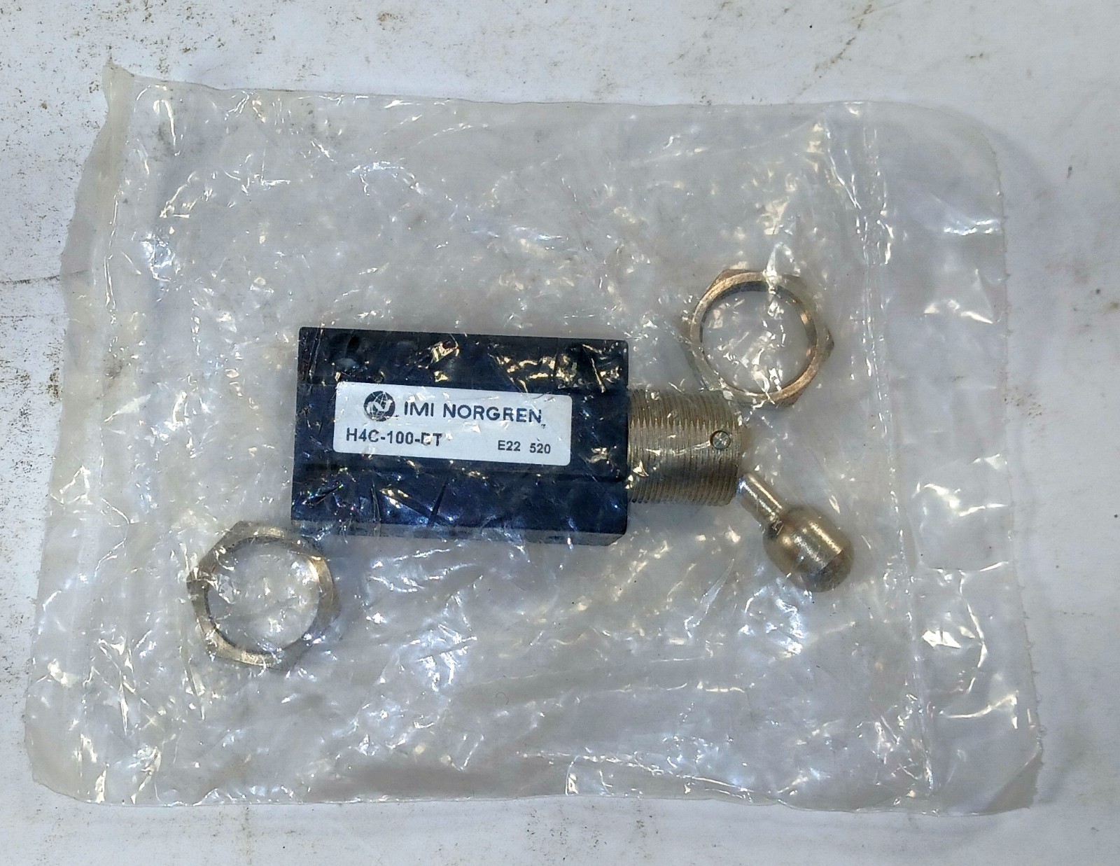 1 NEW IMI NORGREN H4C-100-DT DETENTED TOGGLE AIR CONTROL VALVE NNB *MAKE OFFER*