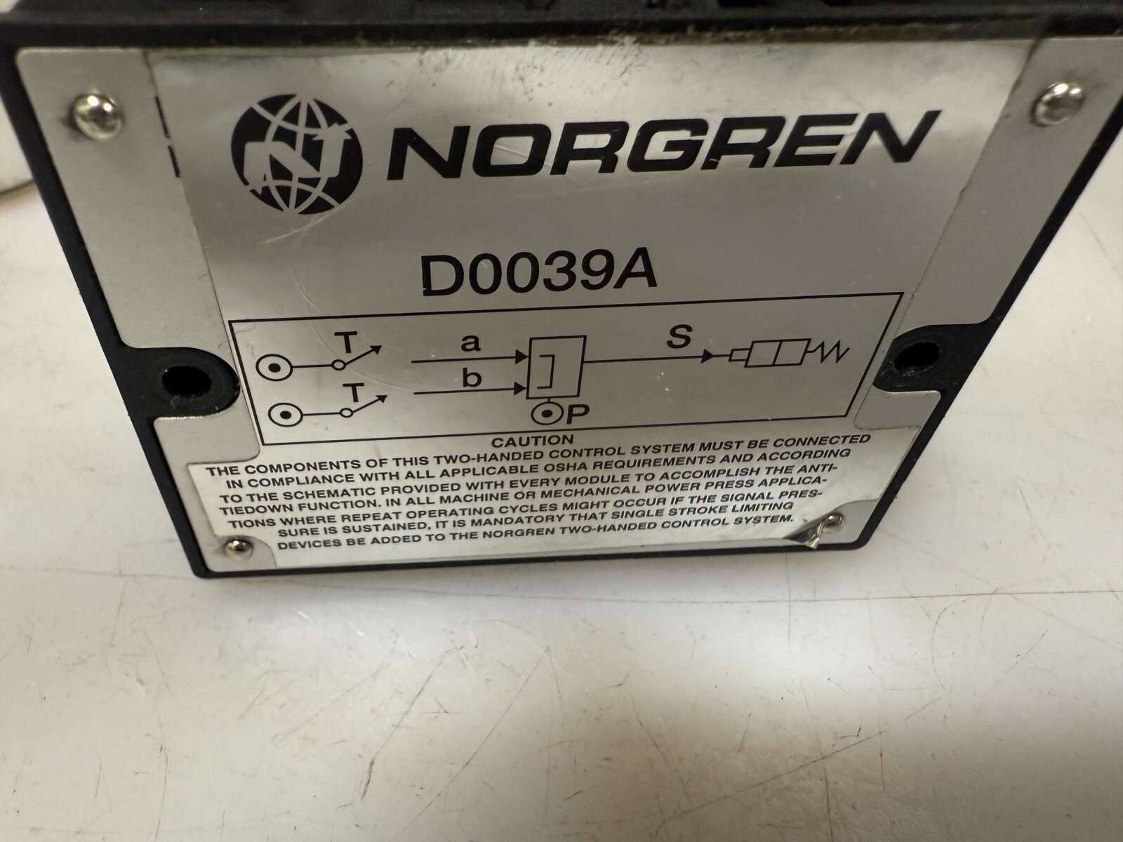 Norgren D0039A Two-Hand Pneumatic Switch Control Module, 5/32 Tube 40-120psi B03