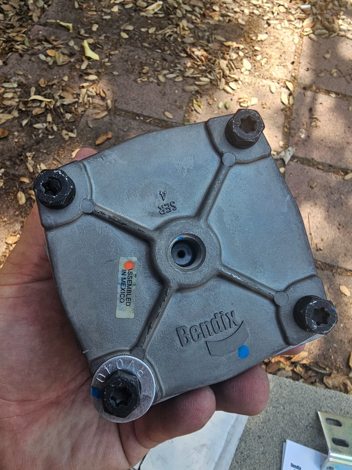 Genuine OEM Original Bendix 103009N Air Brake Relay Valve R-12 With Bracket -New