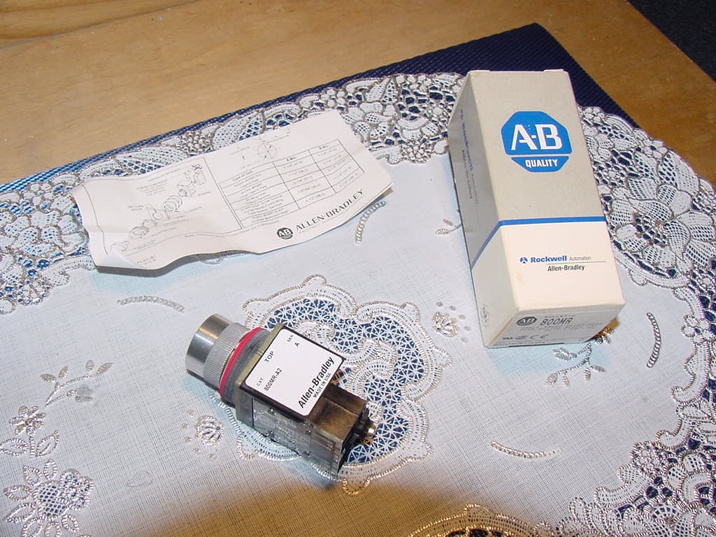 Allen Bradley 800MR-A2A, 22.5 mm, Momentary Contact Push Button, Flush, Black