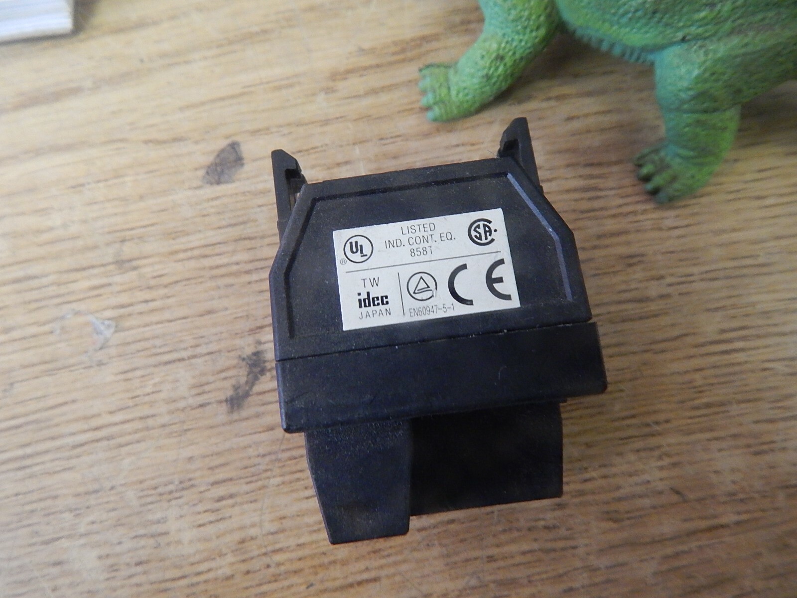 Idec 8581 S870 EN60947-5-1 120V 50-60Hz 6.3V 1W 6V 0.5W *FREE SHIPPING*