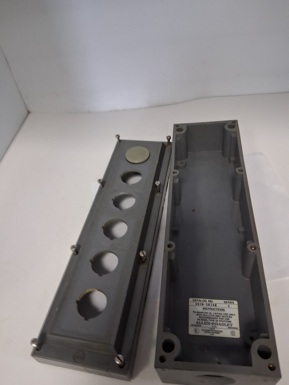 ALLEN BRADLEY 800H-5HZ4R PUSHBUTTON ENCLOSURE 5 OR 6 HOLE FIBER GLASS SERIES C