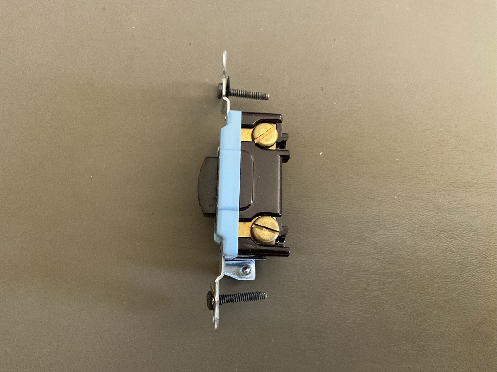 Leviton 1201-2L Toggle Locking AC Quiet Light Switch 15A 120-277V Lot Of 4