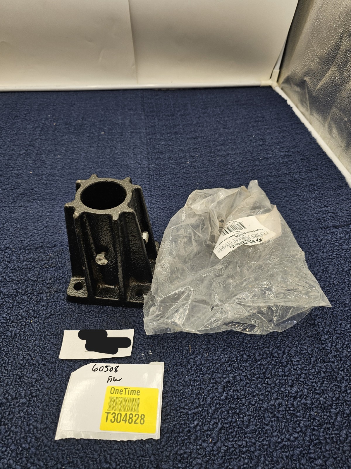 Global Industrial 940374 Single Socket Base for Pedestrian Barrier 9054860