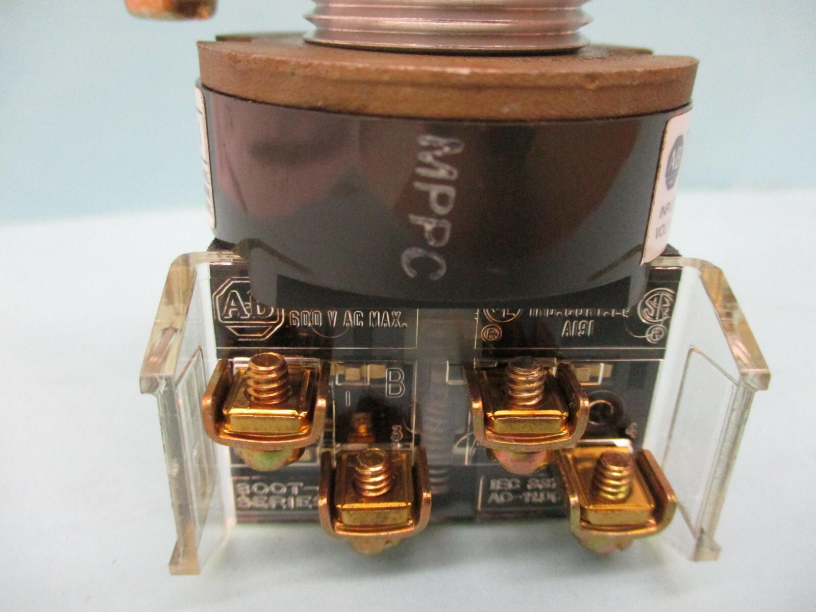 New other Allen-Bradley Push Button 800HL-PPB16 800T-XA Series D A2904DH
