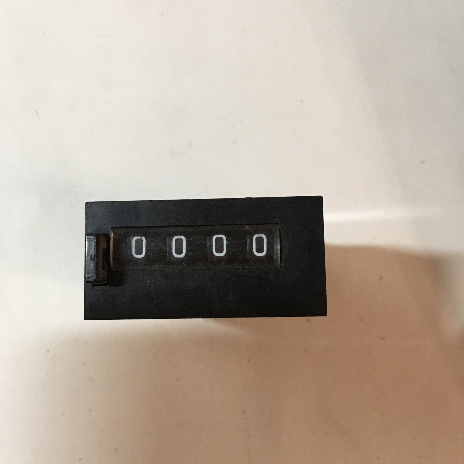 VTG Hecon A6414004-110DC.1.4 4 digit Resetable Counter 8500ohm coil UEC