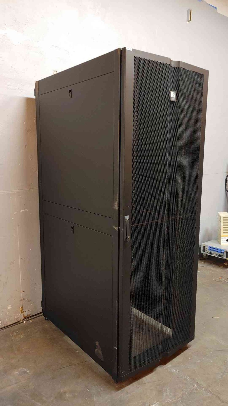 45U Chatsworth Fully Enclosed Rolling Server Rack GF-2C520-CB WIDE