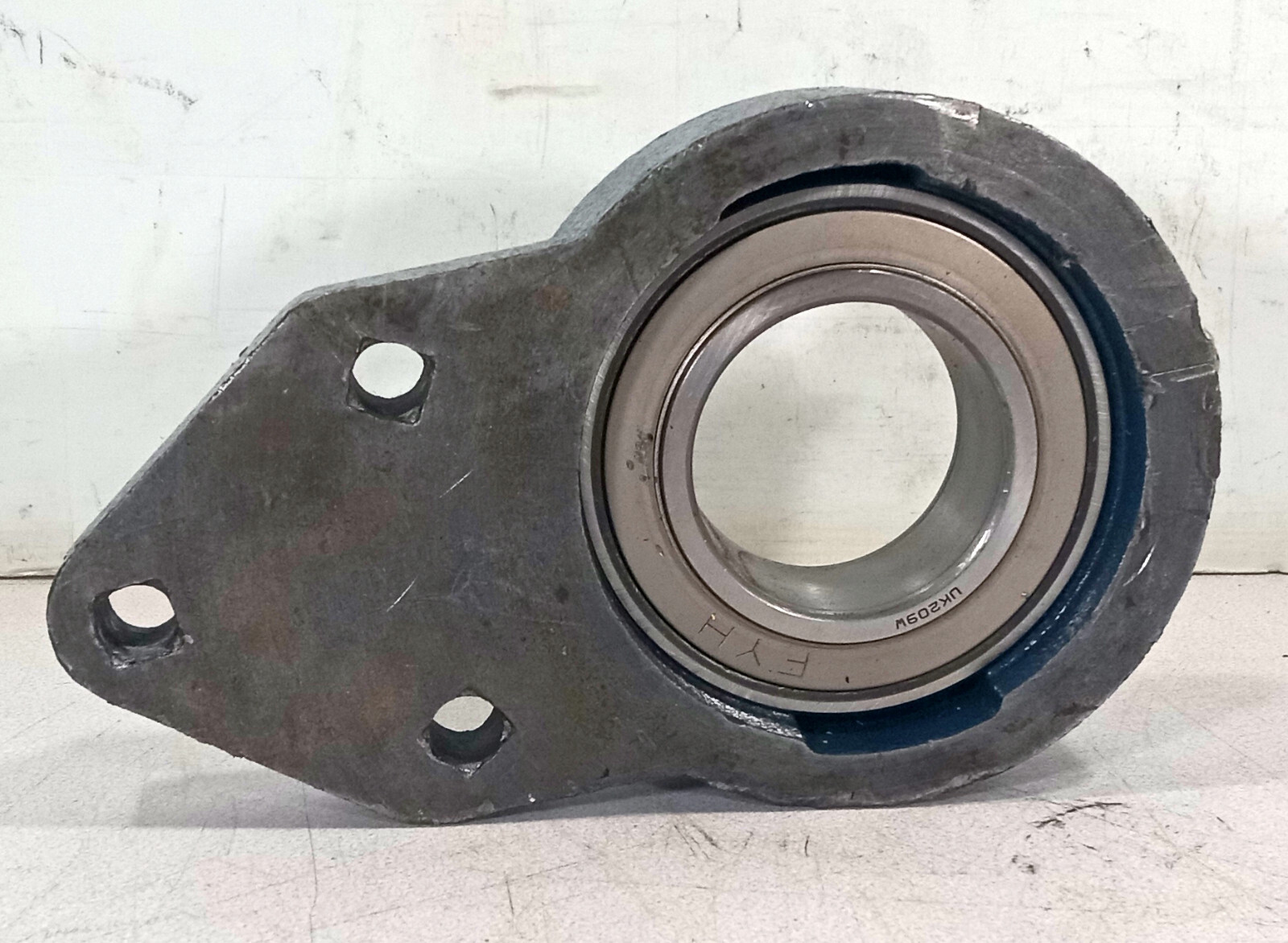 1 NEW FYH FB209 UK209W 3 BOLT BASE PILLOW BLOCK BEARING NNB ***MAKE OFFER***