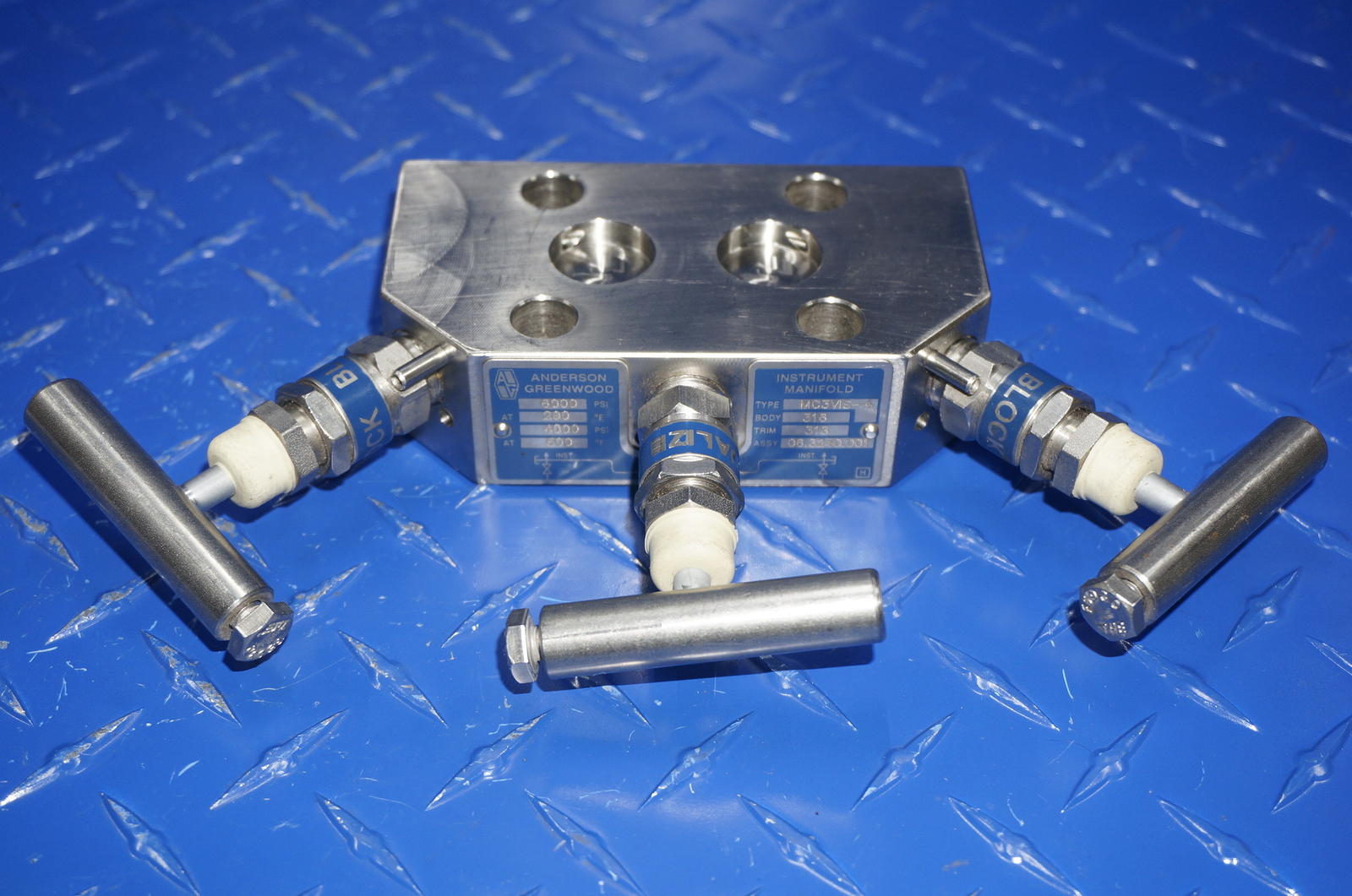 ANDERSON GREENWOOD MANIFOLD MC3VIS-4 3 VALVE MANIFOLD NEW