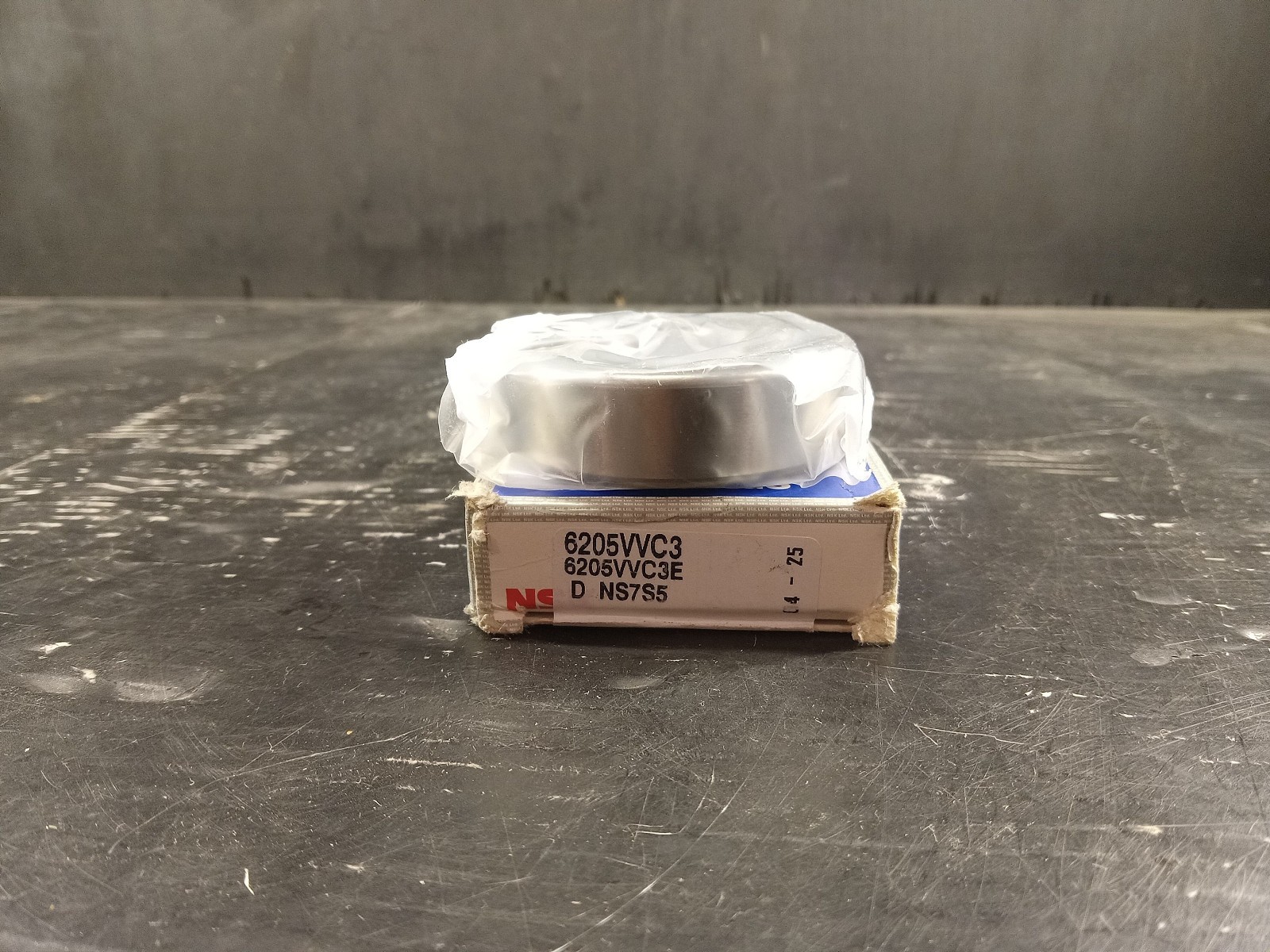 1 NEW NSK 6205VVC3 RADIAL DEEP GROOVE BALL BEARING NIB ***MAKE OFFER***