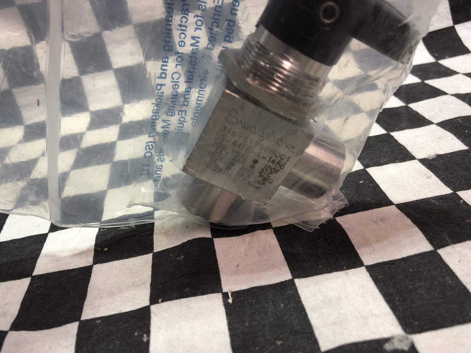 SWAGELOK Angle Pattern Ball Valve 3/8″ FNPT, SS-44F6-A-1466, SHIPSAMEDAY#T13