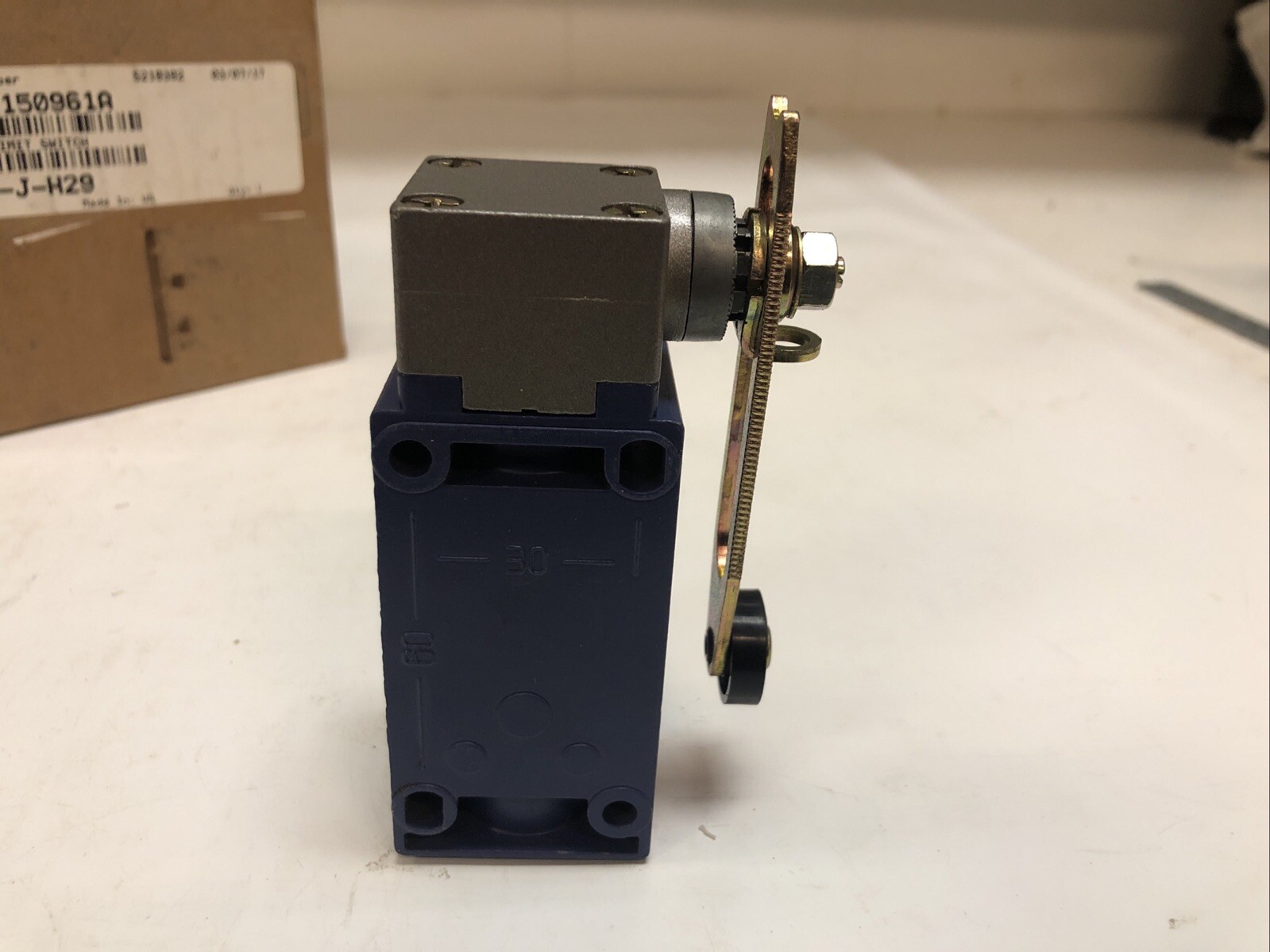 1 New Telemecanique Limit Switch With Arm XCK-J…H29, Ui 500V, AC 15. 240V 3A