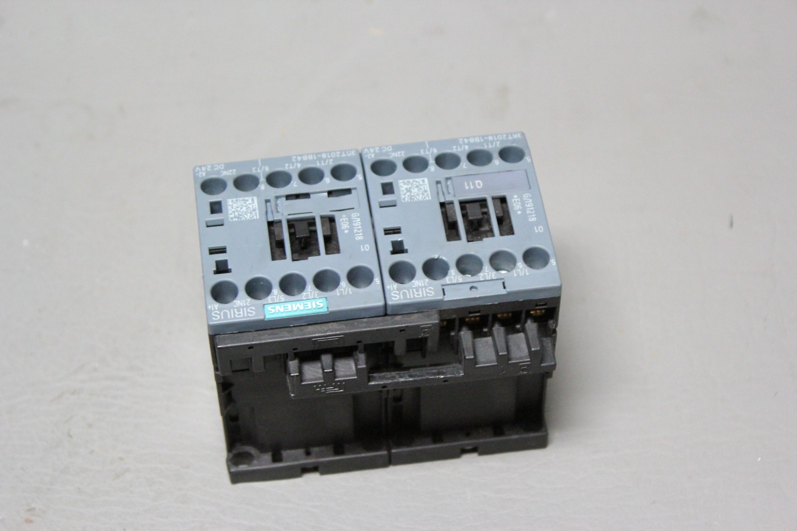 UNUSED SIEMENS REVERSING CONTACTOR 3RA2318-8XB30-1BB4