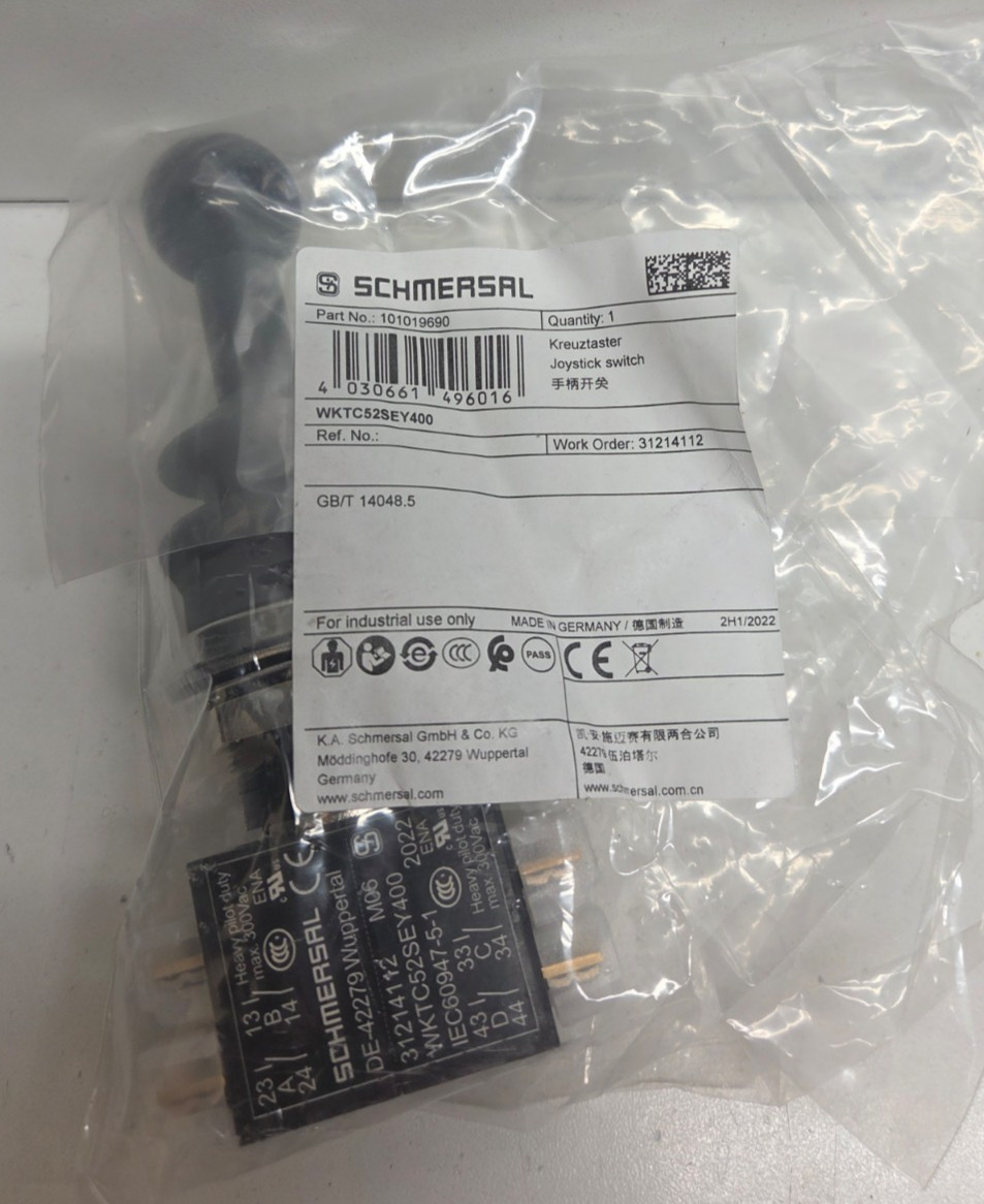 NEW IN BAG! SCHMERSAL 300V 5-WAY CENTER RETURN JOYSTICK WKTC52SEY400 101019690