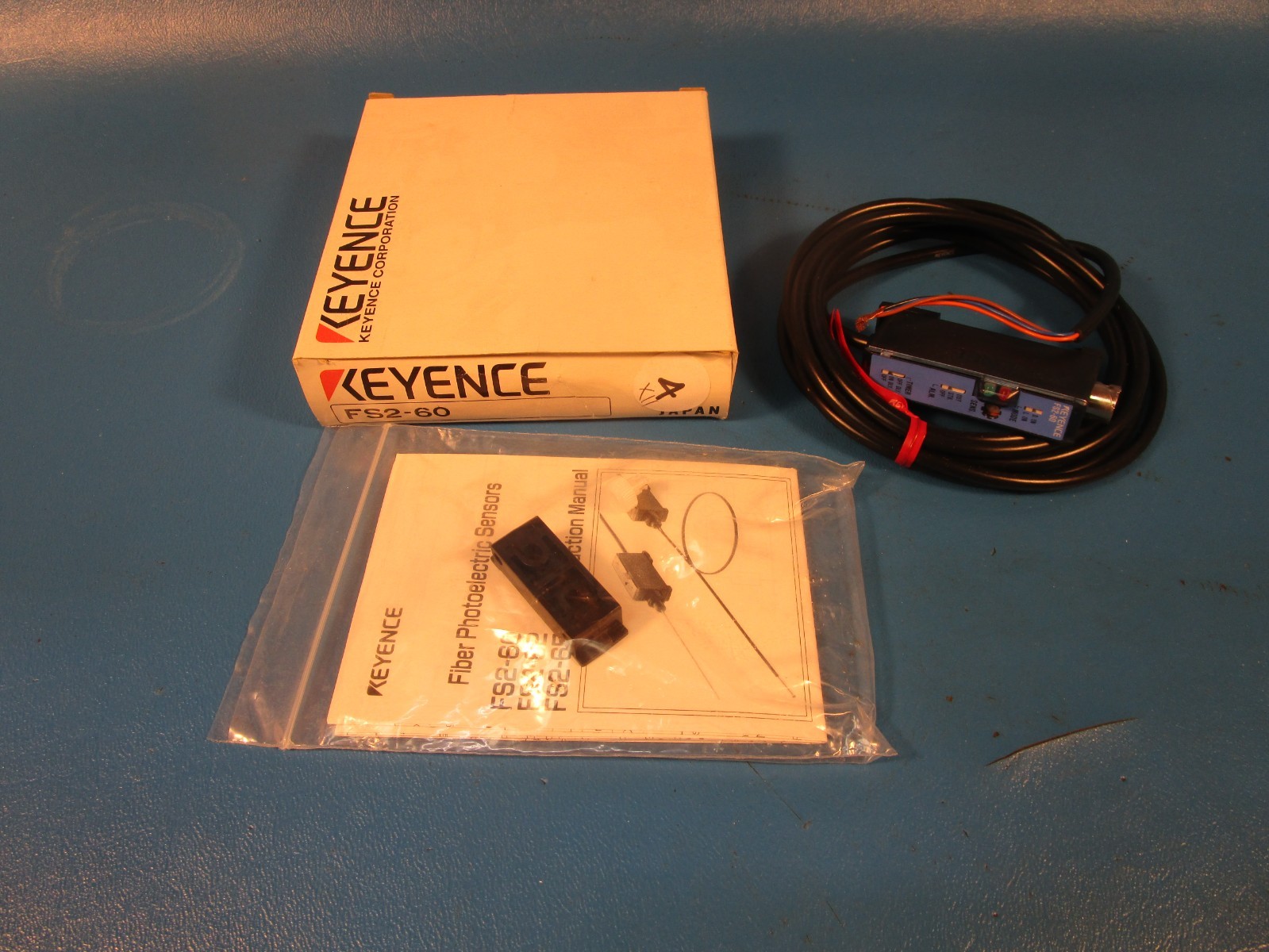 Keyence FS2-60, SENSOR AMPLIFIER, FIBER, Cable W/ Bracket, PHOTOELECTRIC