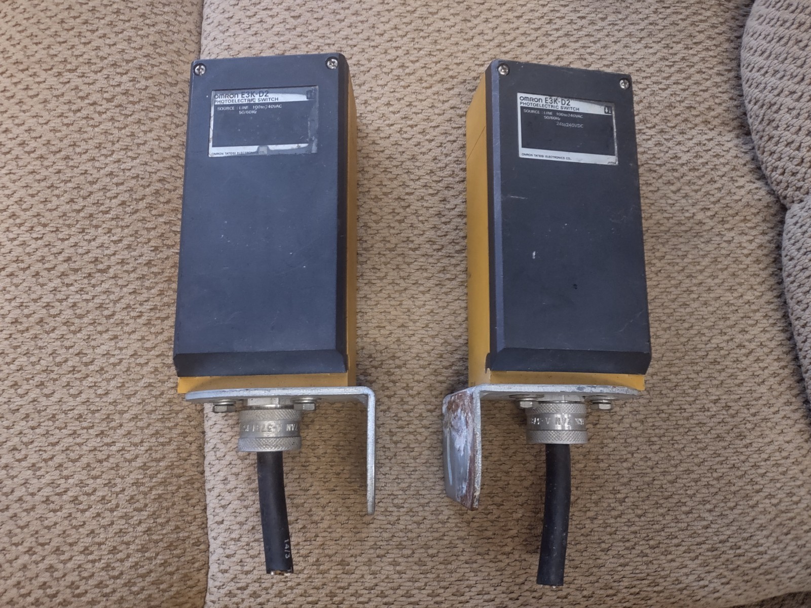 Set of 2 OMRON E3K-D2 PHOTOELECTRIC SWITCHES 100-240 VAC/24-240 VDC E3KD2