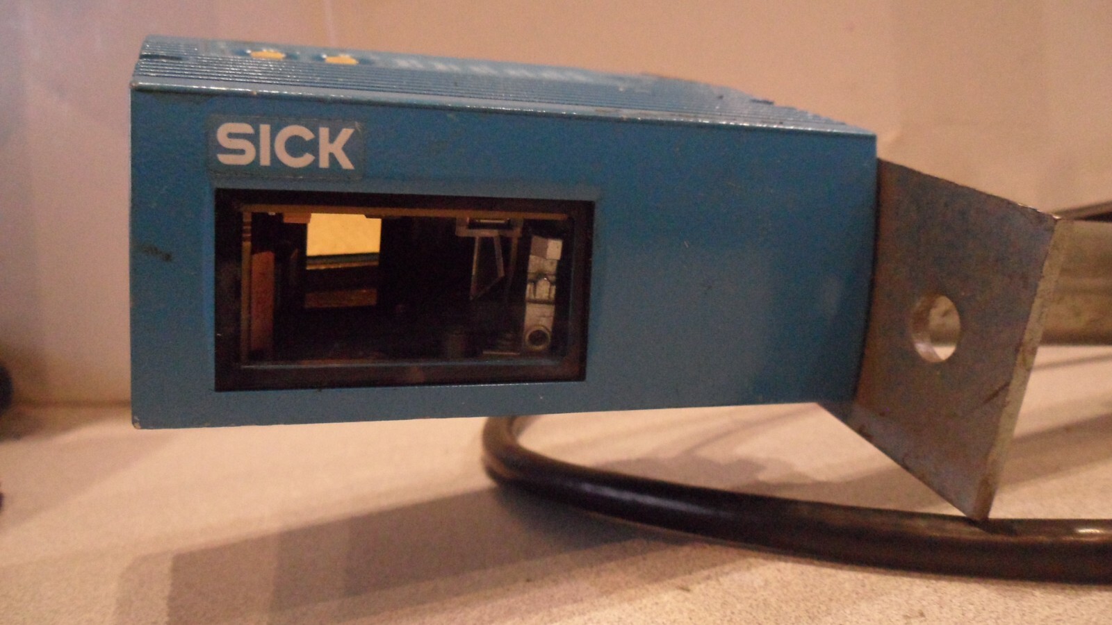 Sick Long Range Line Barcode Scanner – CLV630-0000 – 1040706 w/MOUNT