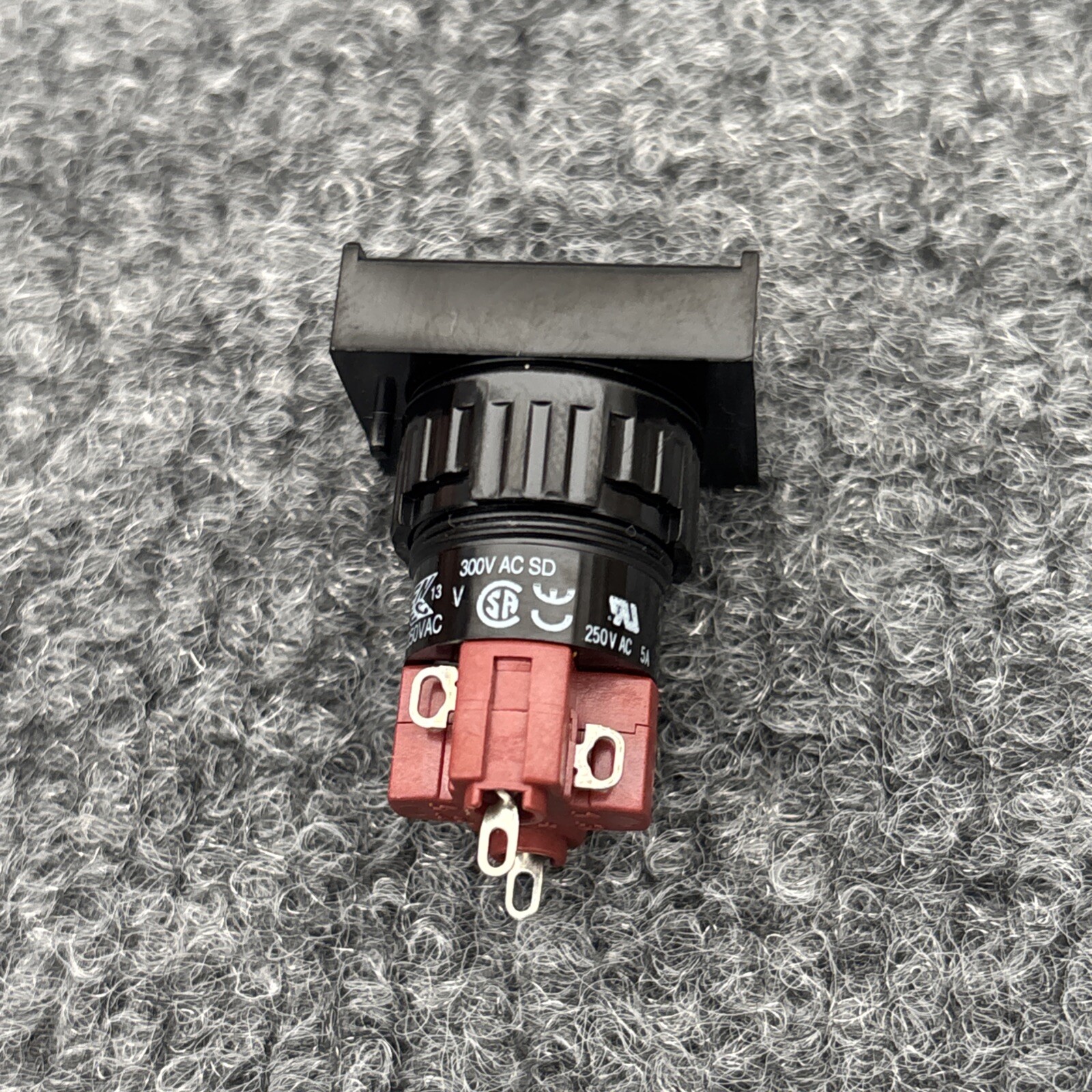 EAO 31-121.0252 Push button switch New Other