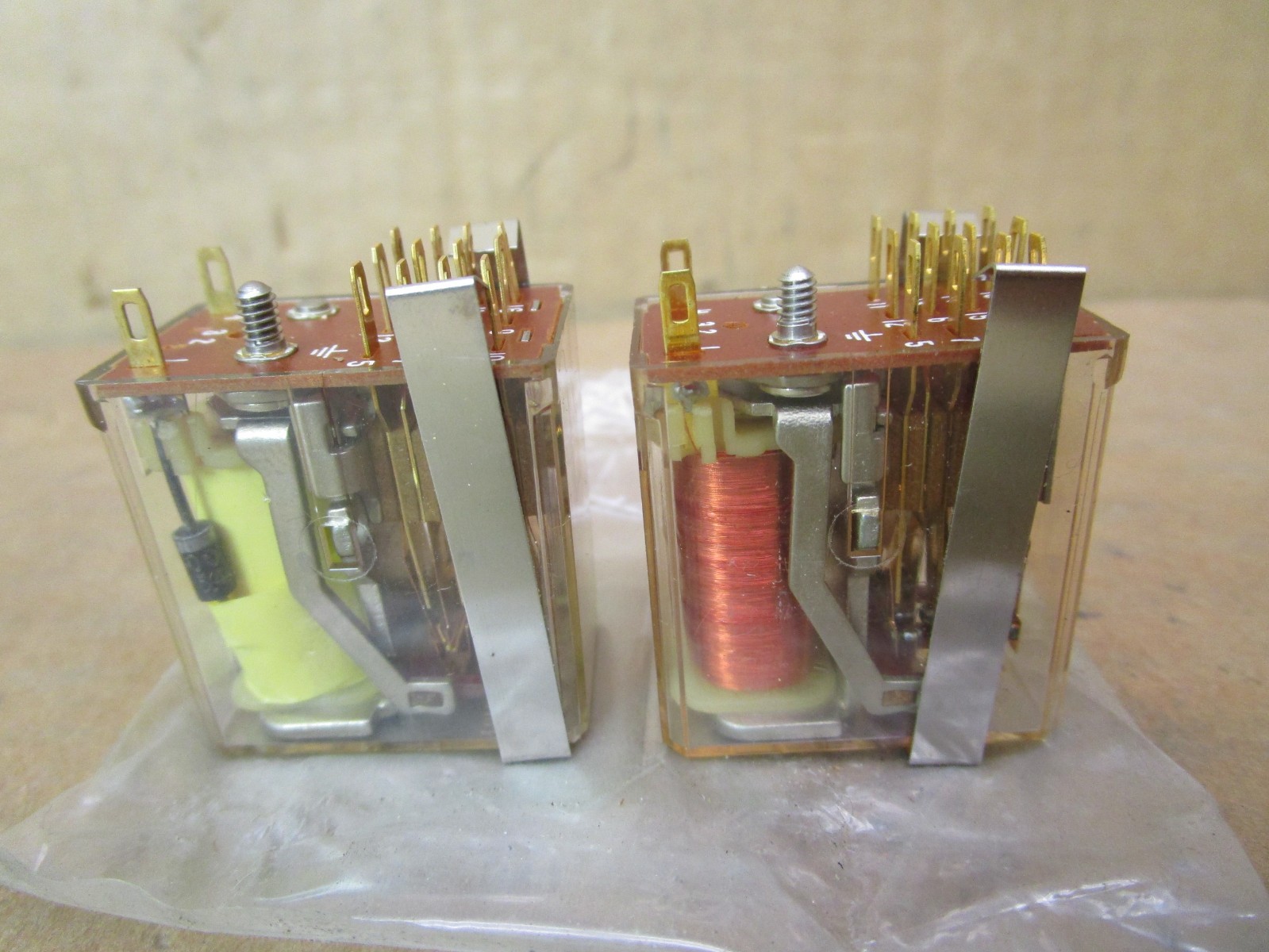 New Open Box Mixed Lot of 2 Pcs R10-E2520-1 R10-E2521-1 24VDC Relays 51576LR