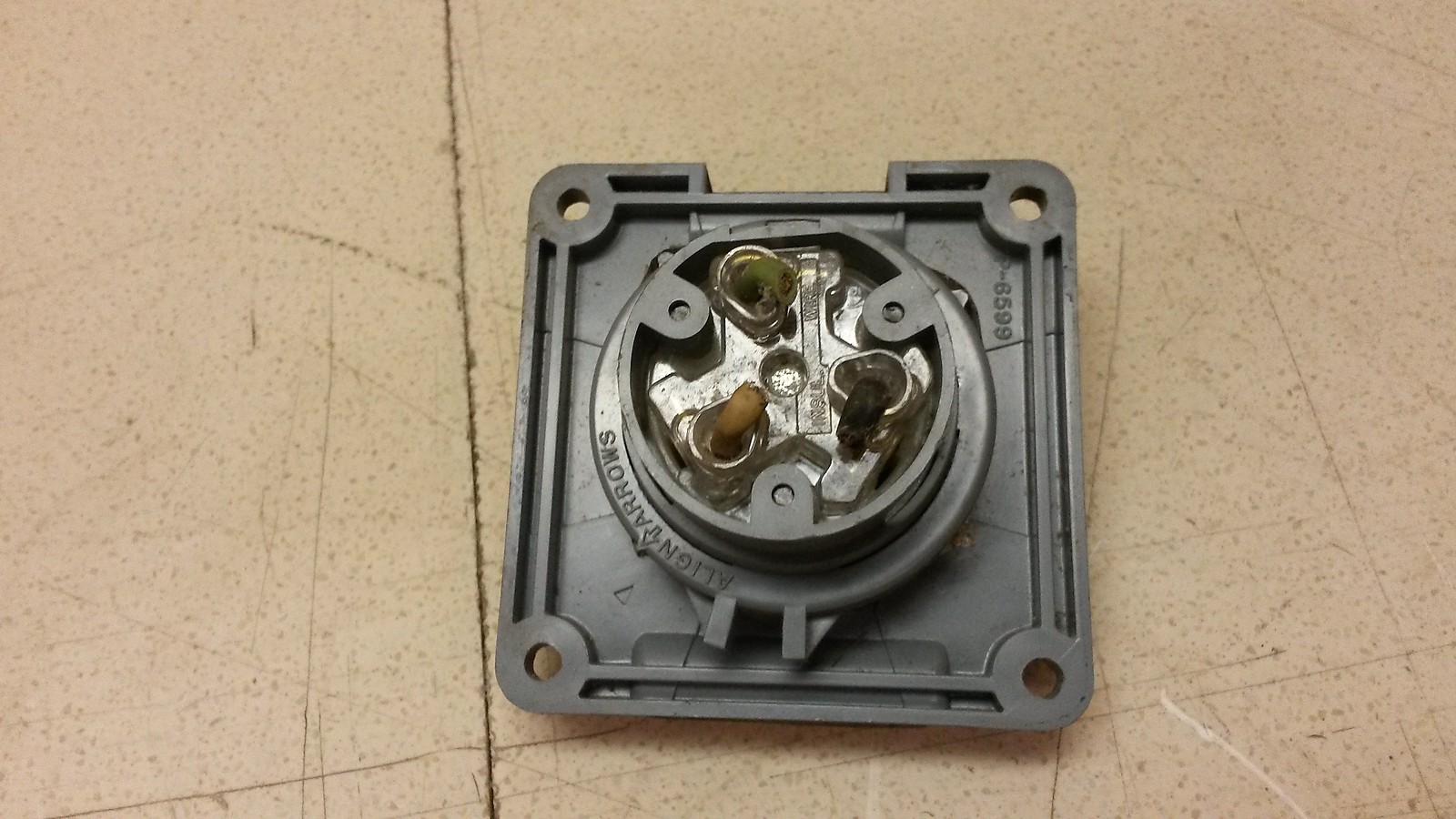 Hubbell Twist-Lock Safety Shroud 20A 125V Takeoffs Water Weather Proof Connector