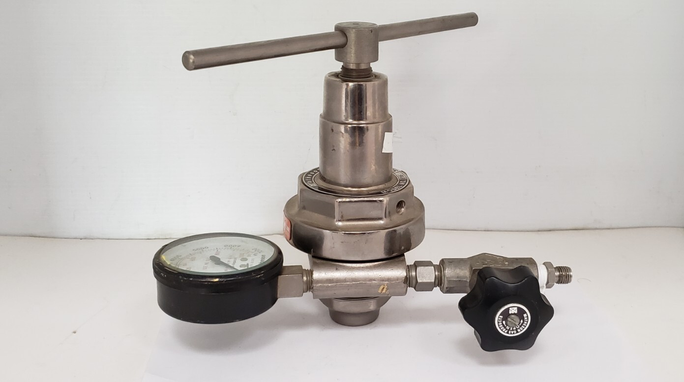 MATHESON MODEL B16B 330 REGULATOR, 0-1000 PSI / 0-7000 kPa GAUGE