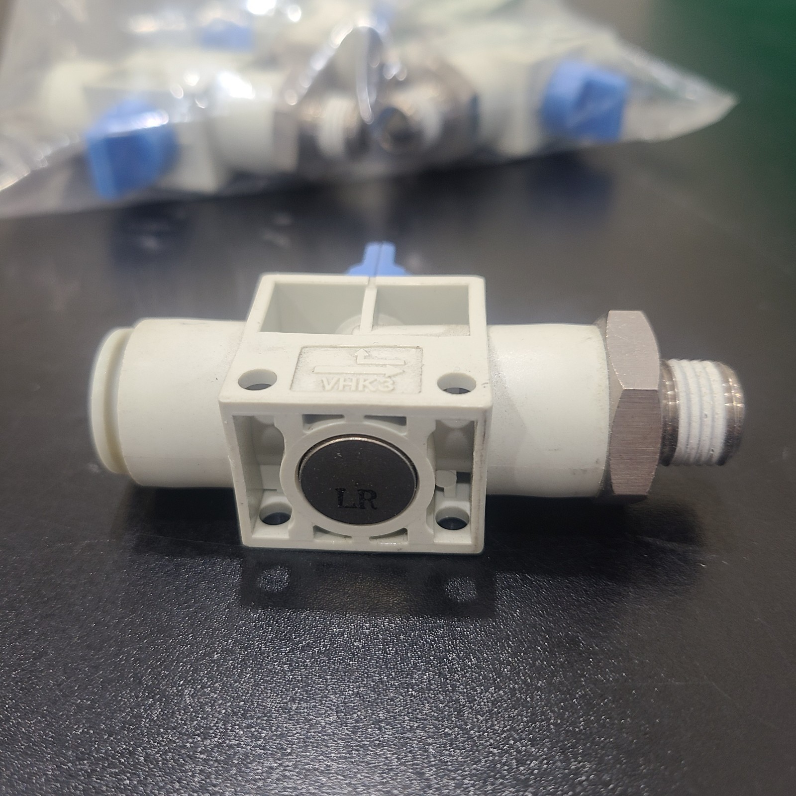 SMC VHK3 Exhausting Ball Valve 12mm Tube x 1/4 MPT 145 PSI (LOT OF 5)