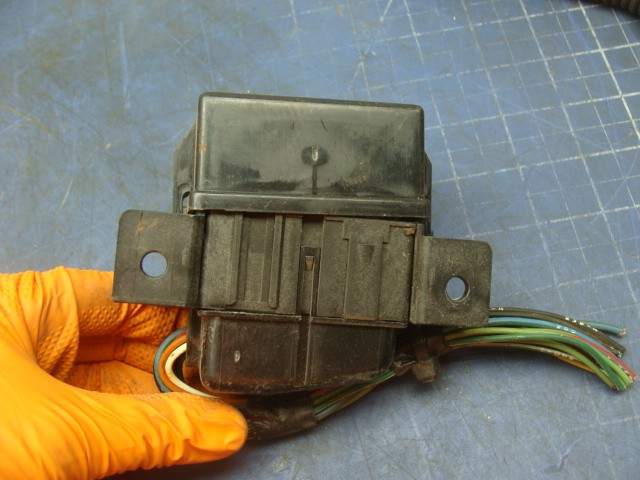 PETERBILT 330 FUSE/RELAY BOX E-434E/E-1826C W/4 HELLA RELAYS 4RD931524-02