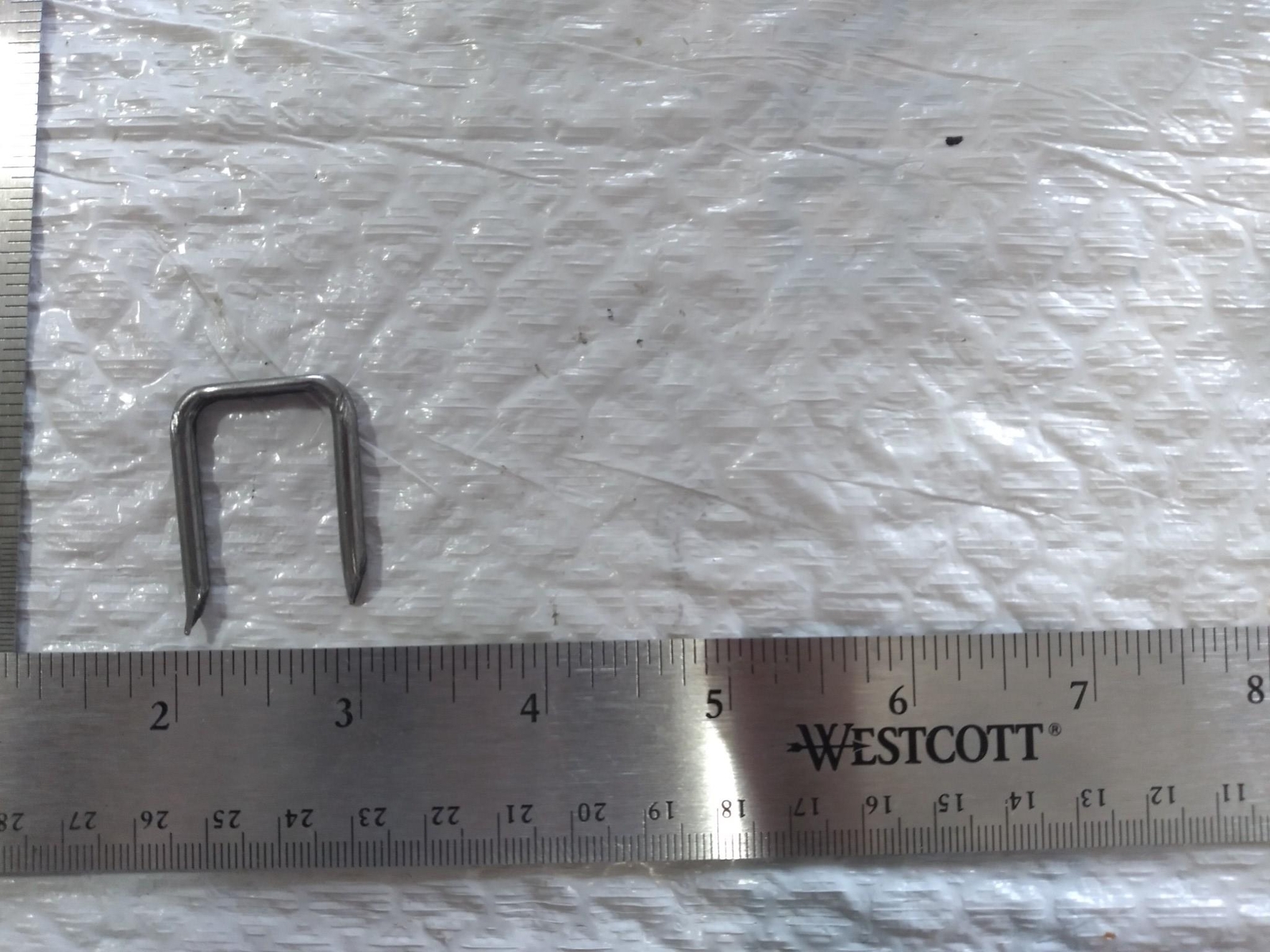 THOMAS & BETTS STAPLE 1-5/16″ X 3/4″ … APROX 100