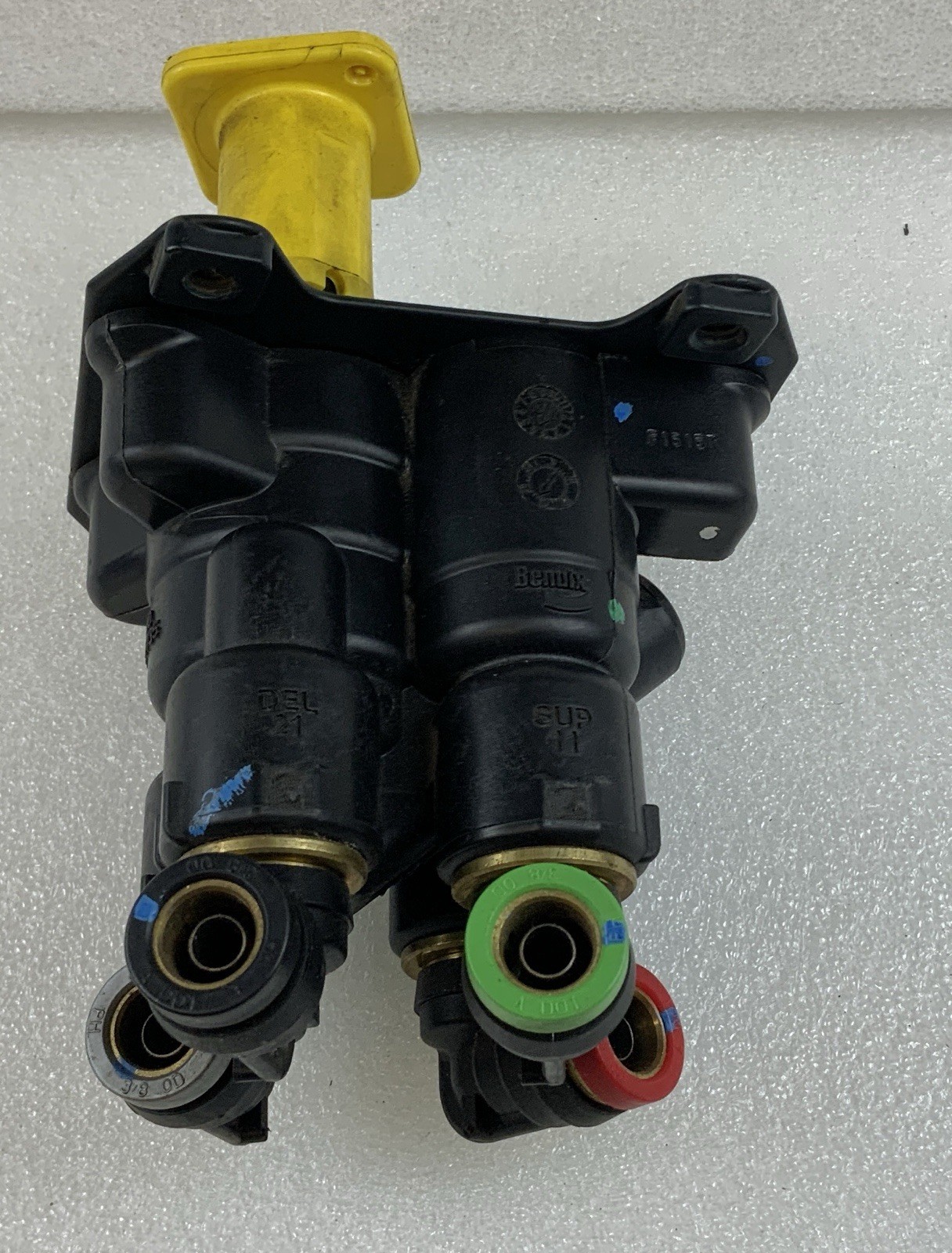 (USED) Genuine Bendix Brake Control Valve P/N: D622735 – NOS