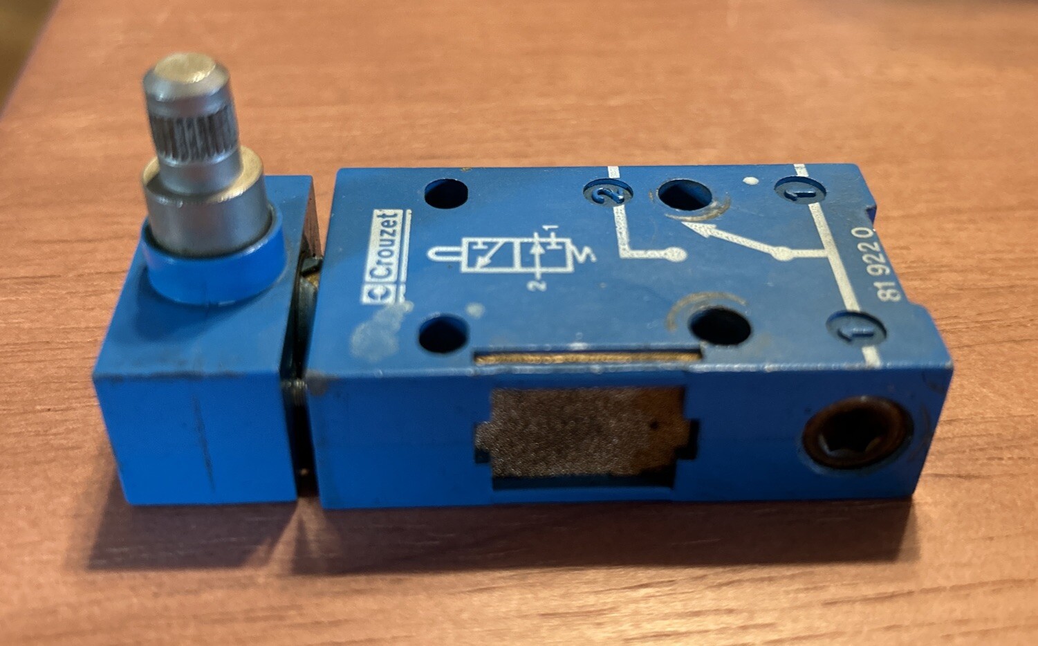 Crouzet 81 922 0 Pneumatic Limit Switch B247235. Used Condition. B5