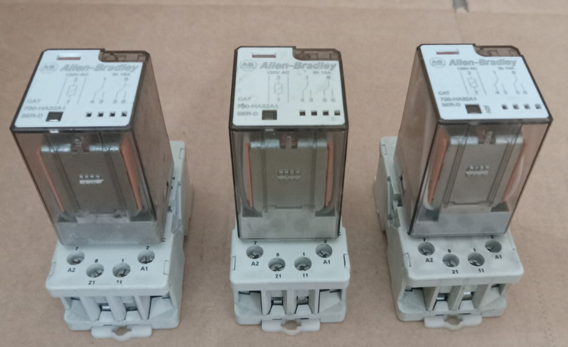 Allen Bradley Series D 700-H432A1 With 700-HN100 Lot of 3
