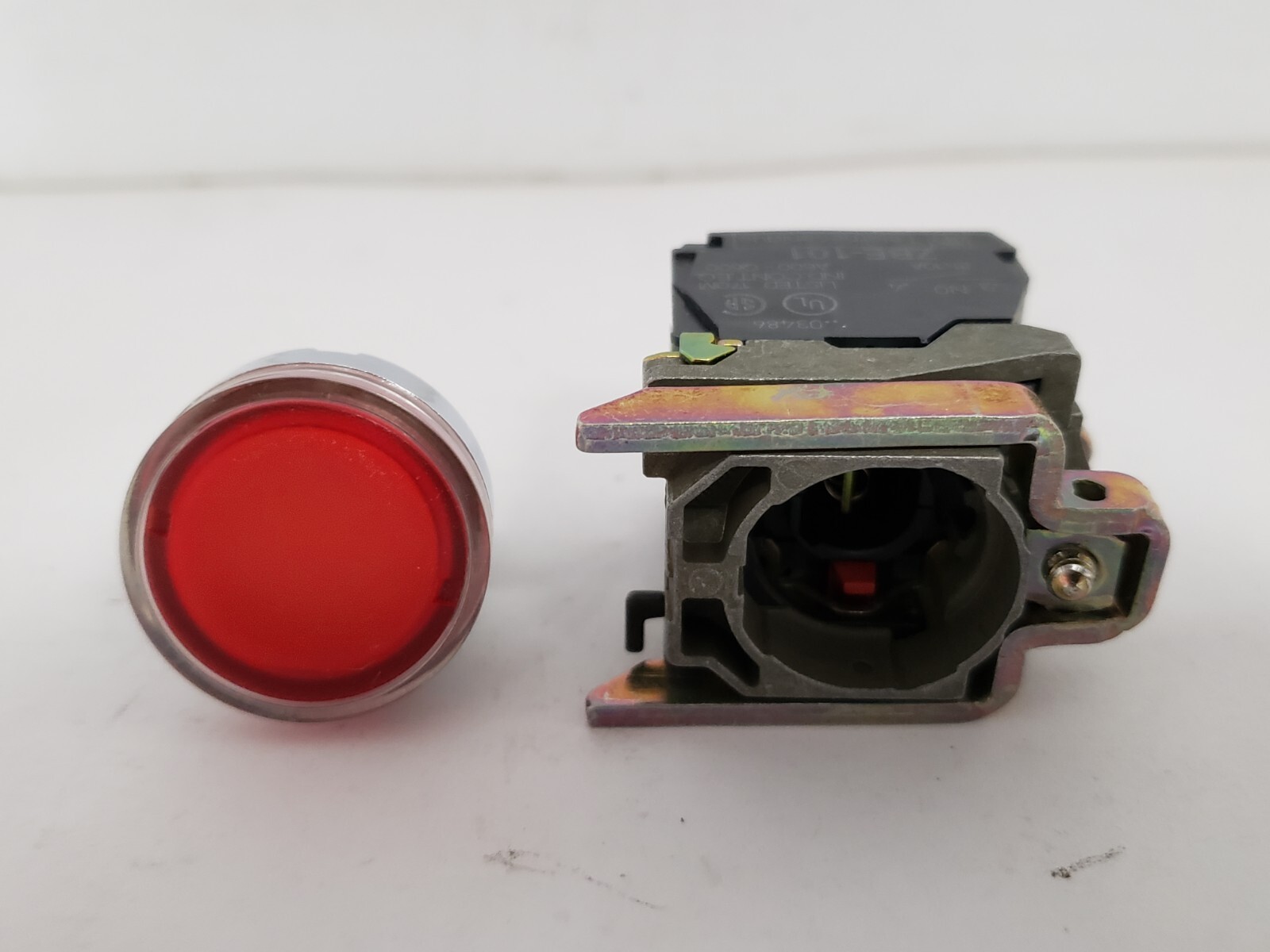 SQUARE D XB4BW3465 22MM PUSHBUTTON LED 120VAC NIB