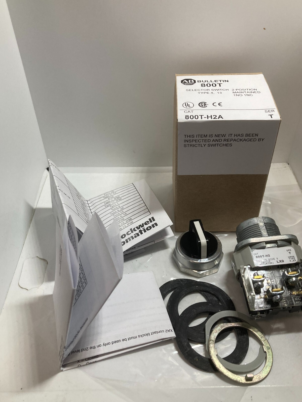 ALLEN BRADLEY 800T-H2A SELECTOR SWITCH 2-POSITION MAINTAINED 1NO/1NC SER T NIB