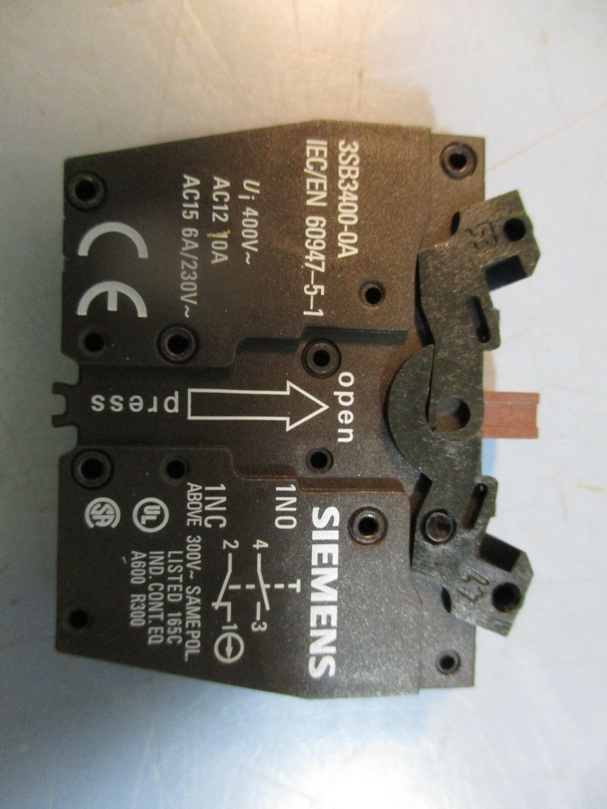 Siemens 3SB36010BA21 Red Push Button w/2 Pole Contact Block NEW