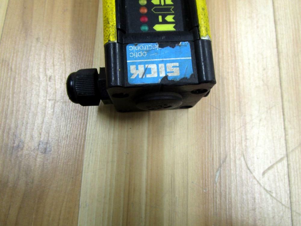 Sick 30-FGS Safety Light Curtain 30FGS Cracked