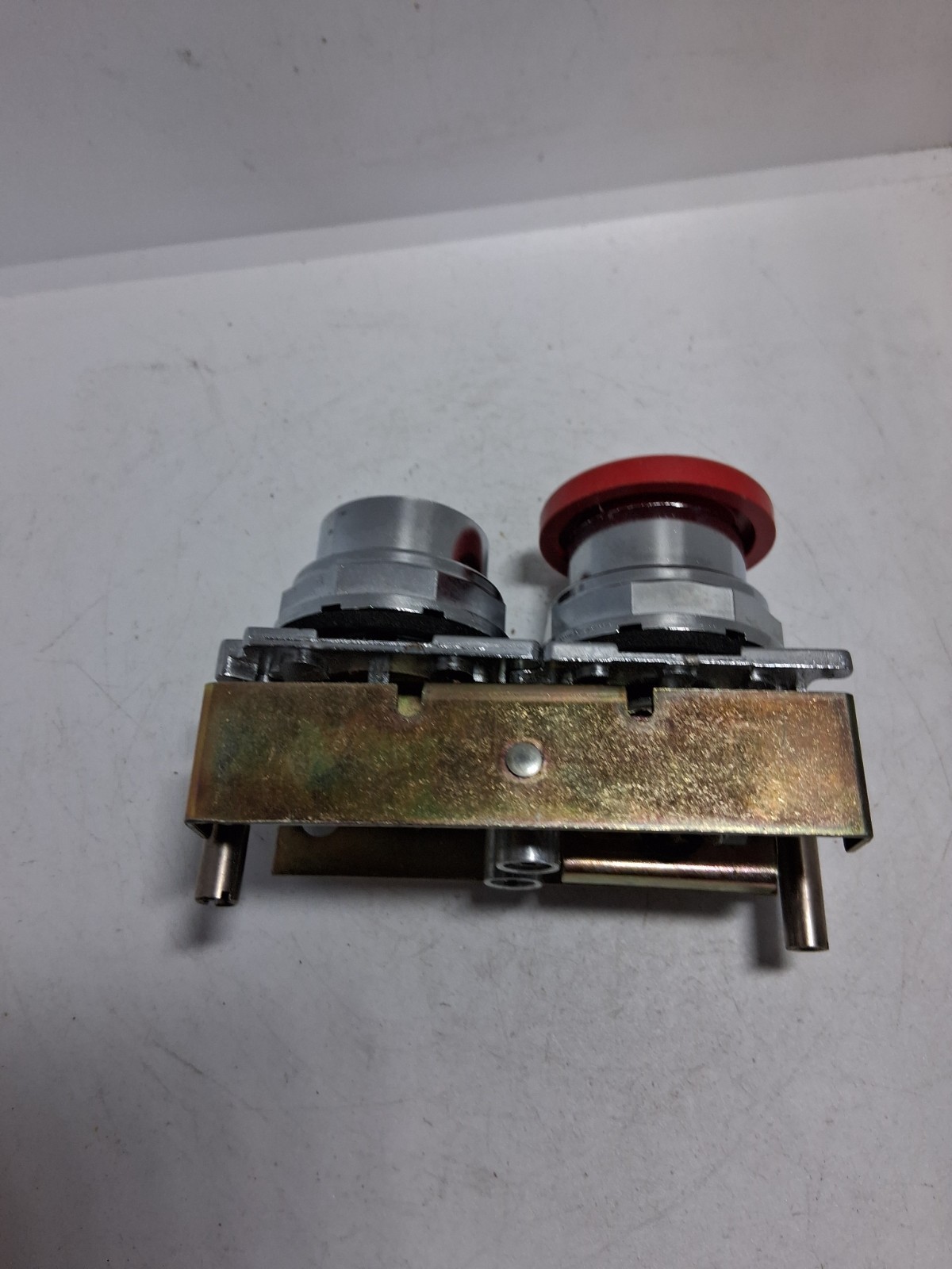 CUTLER HAMMER 10250TA77 PUSHBUTTON OPERATOR INTER. GREEN FLUSH RED MUSHROM NNB