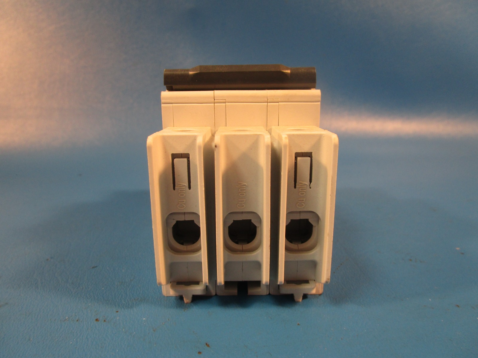 Schneider Electric M9F42330, Miniature Circuit Breaker, 30A 3P 480Y/277V~