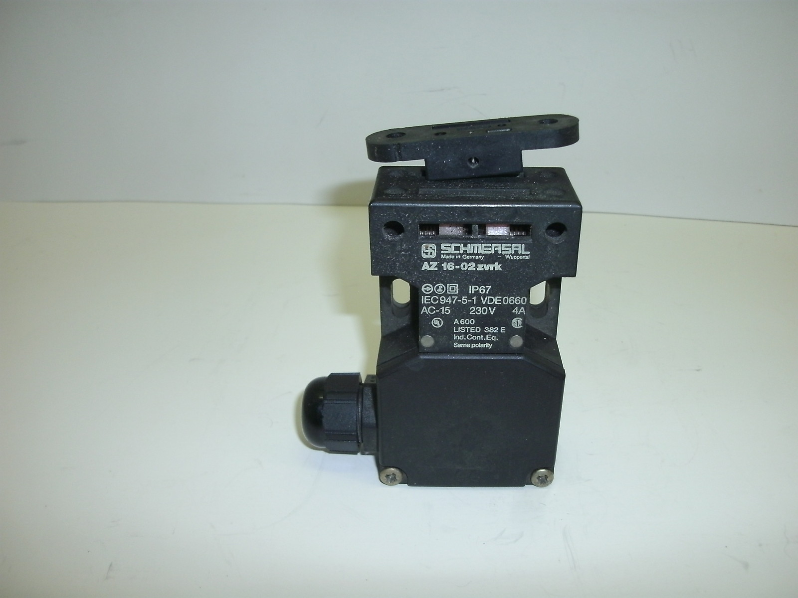 SCHMERSAL AZ 16-02ZVRK SAFETY INTERLOCK SWITCH KEYED LEFT SIDE WIRE CONNECTION