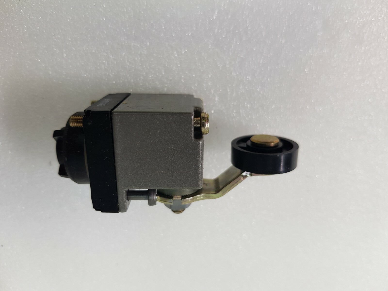 Telemecanique ZCK D15 Limit Switch Head with Roller Arm – New