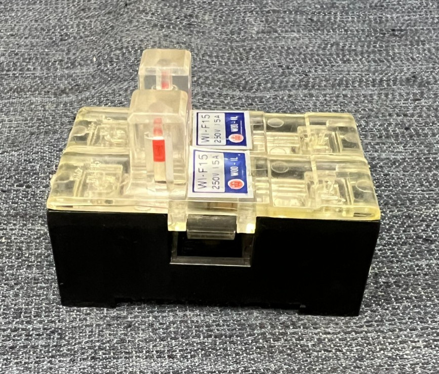 WOO-IL WI-F15 GLASS TUBE FUSE HOLDER 250 VOLTS 15 AMP