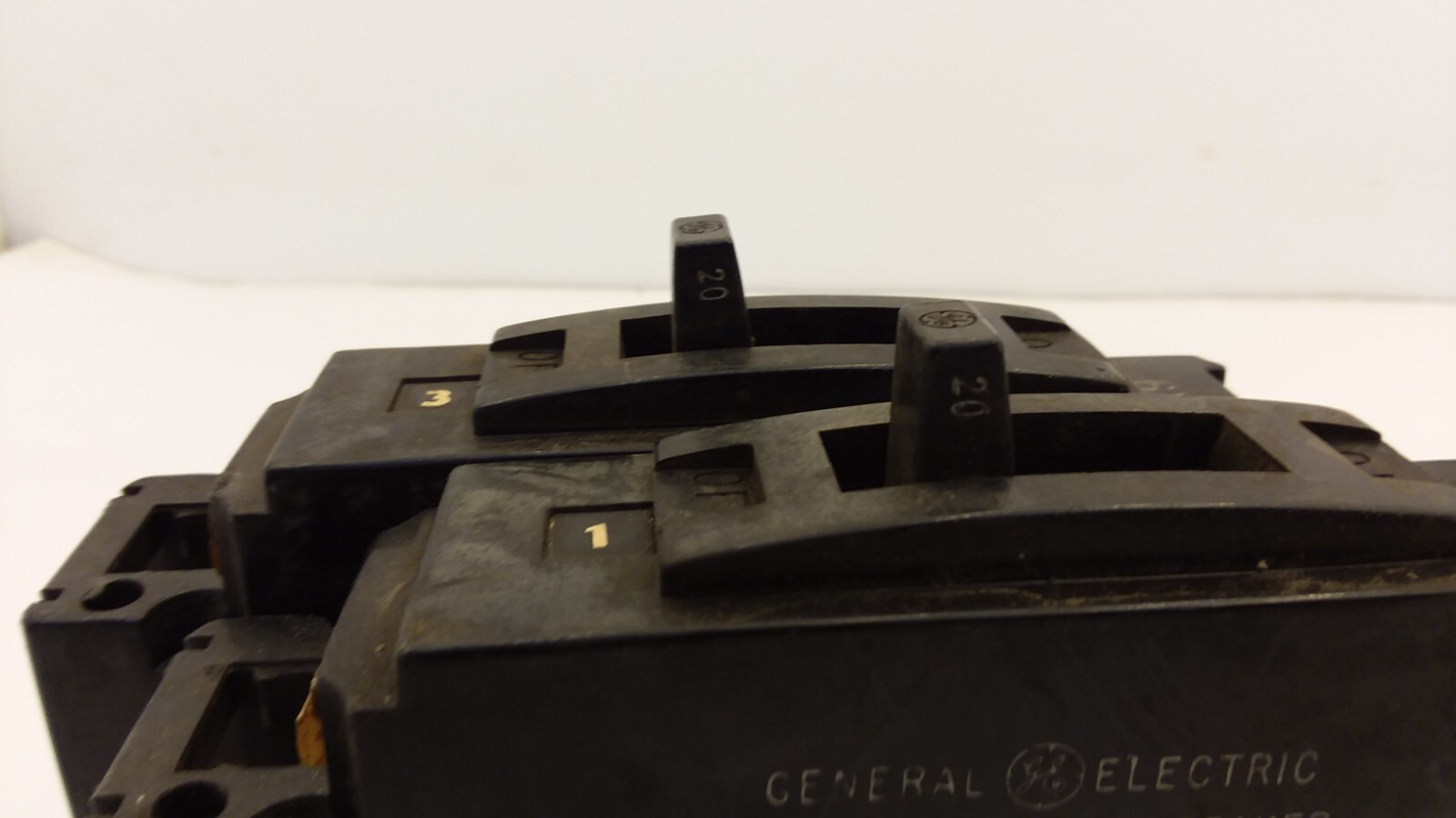 GENERAL ELECTRIC E11592-C CIRCUIT BREAKER 1 POLE 125 VOLTS 20 AMPS LOT OF 2