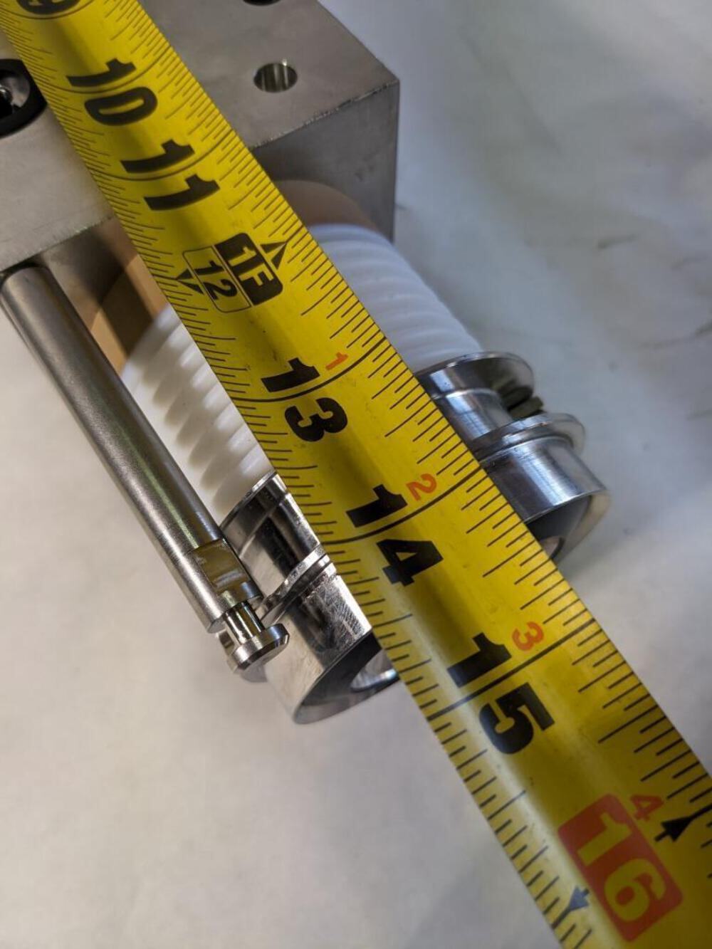 KHS PNEUMATIC CYLINDER 65175533S001 W/ APACHE 3800 CASE 8.39 X 5.6 X 3.25″ R35