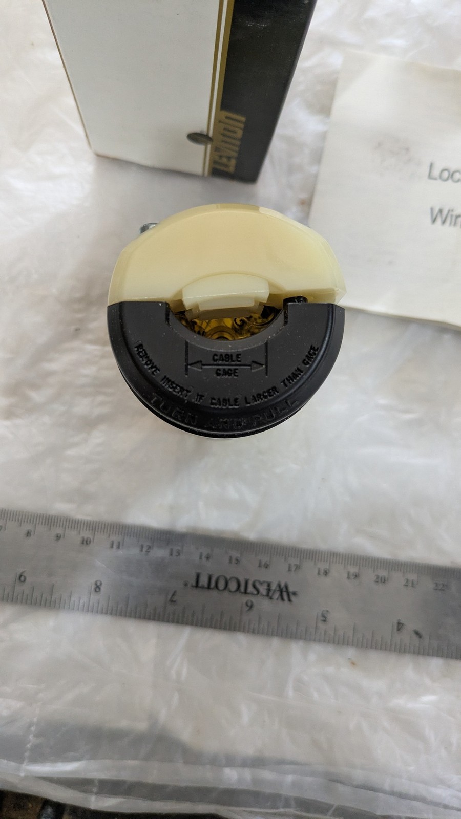 LEVITON 2313 2-P 3-W GROUNDING CONNECTOR NYLON LOCKING 20A 125V
