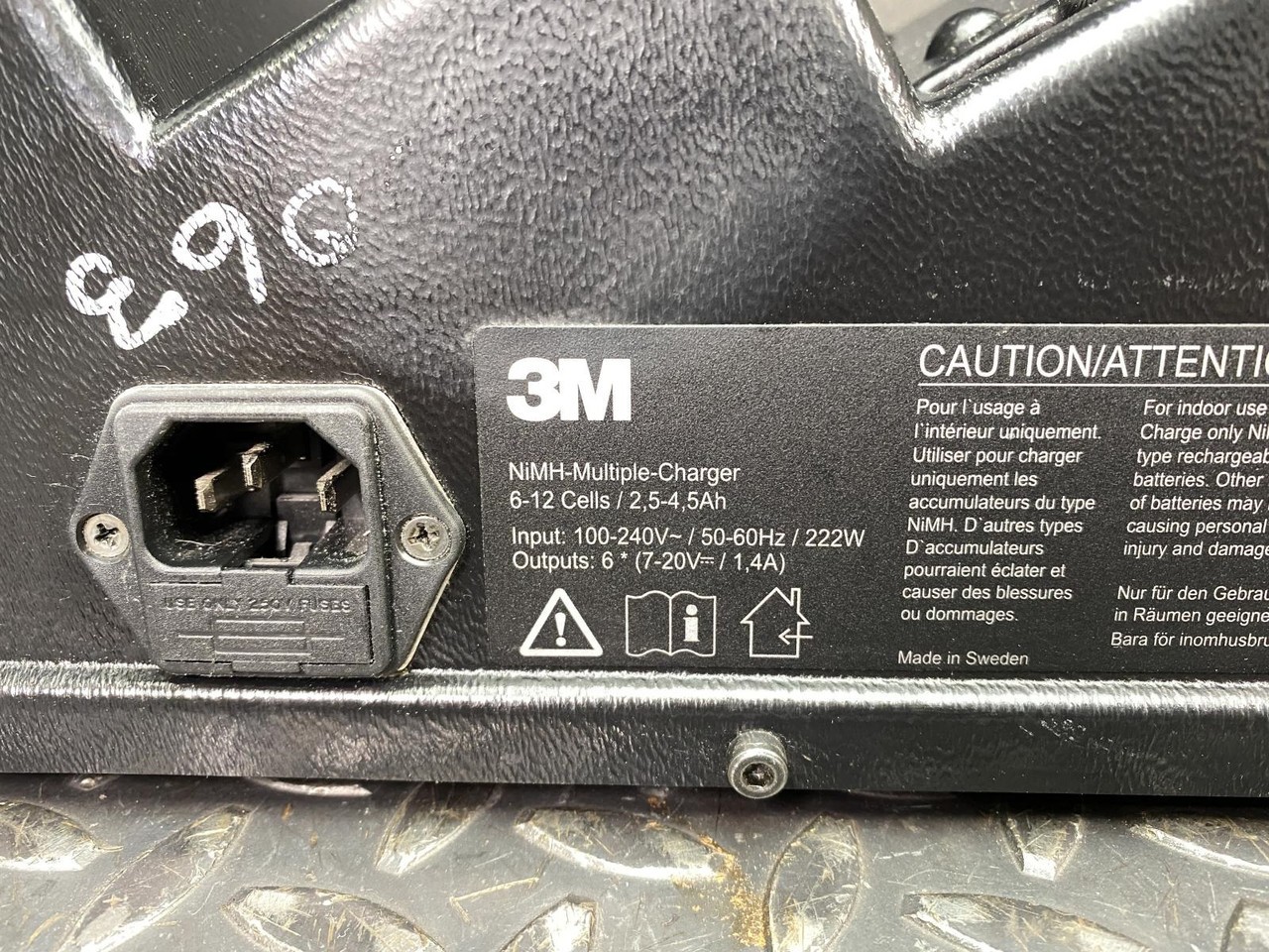 3M Adflo 833206 Six-Bay NiMH Battery Charger 1.4A 7-20VDC