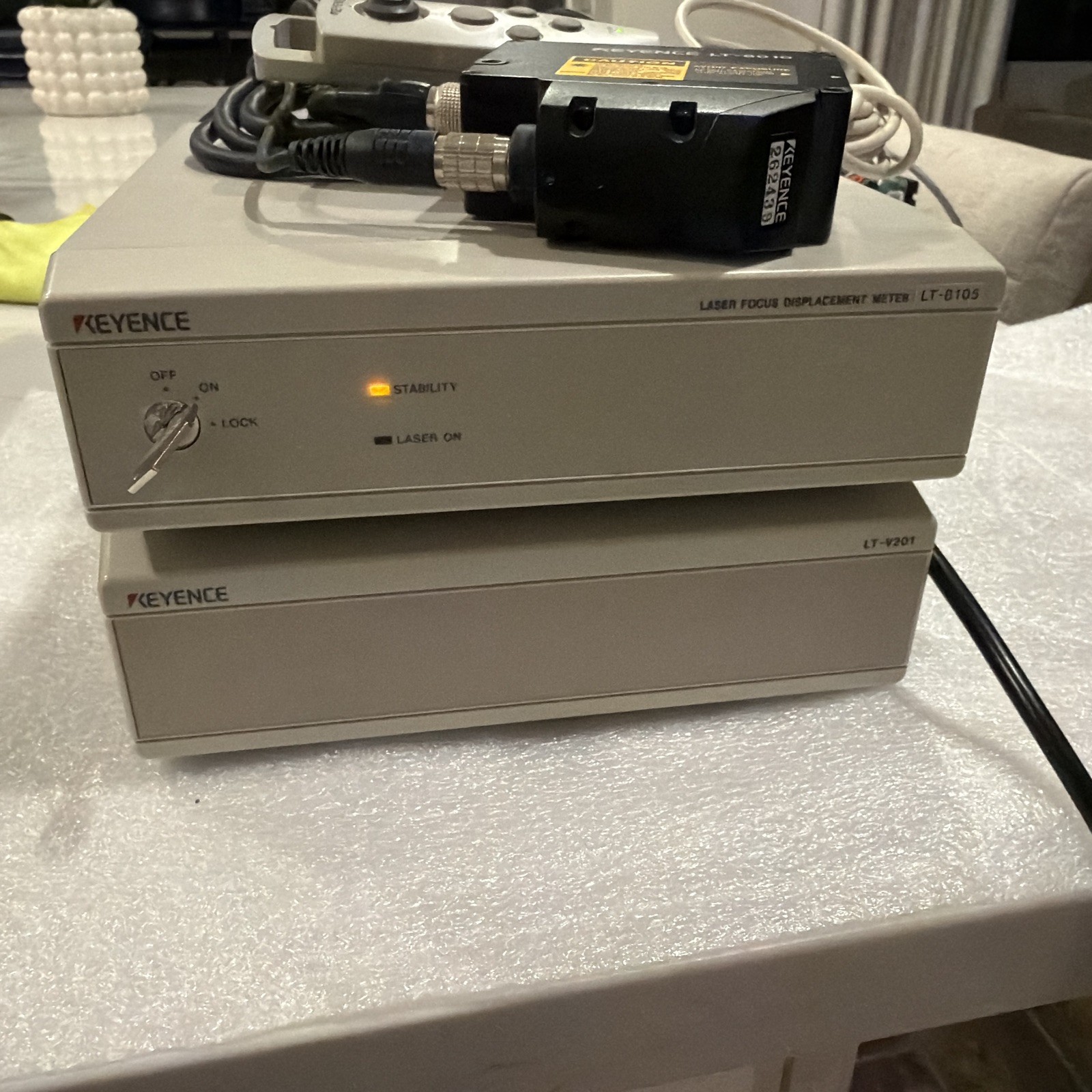 Keyence LT-8010 Laser Displacement Sensor with LT-8105 & LT-V201 + controller