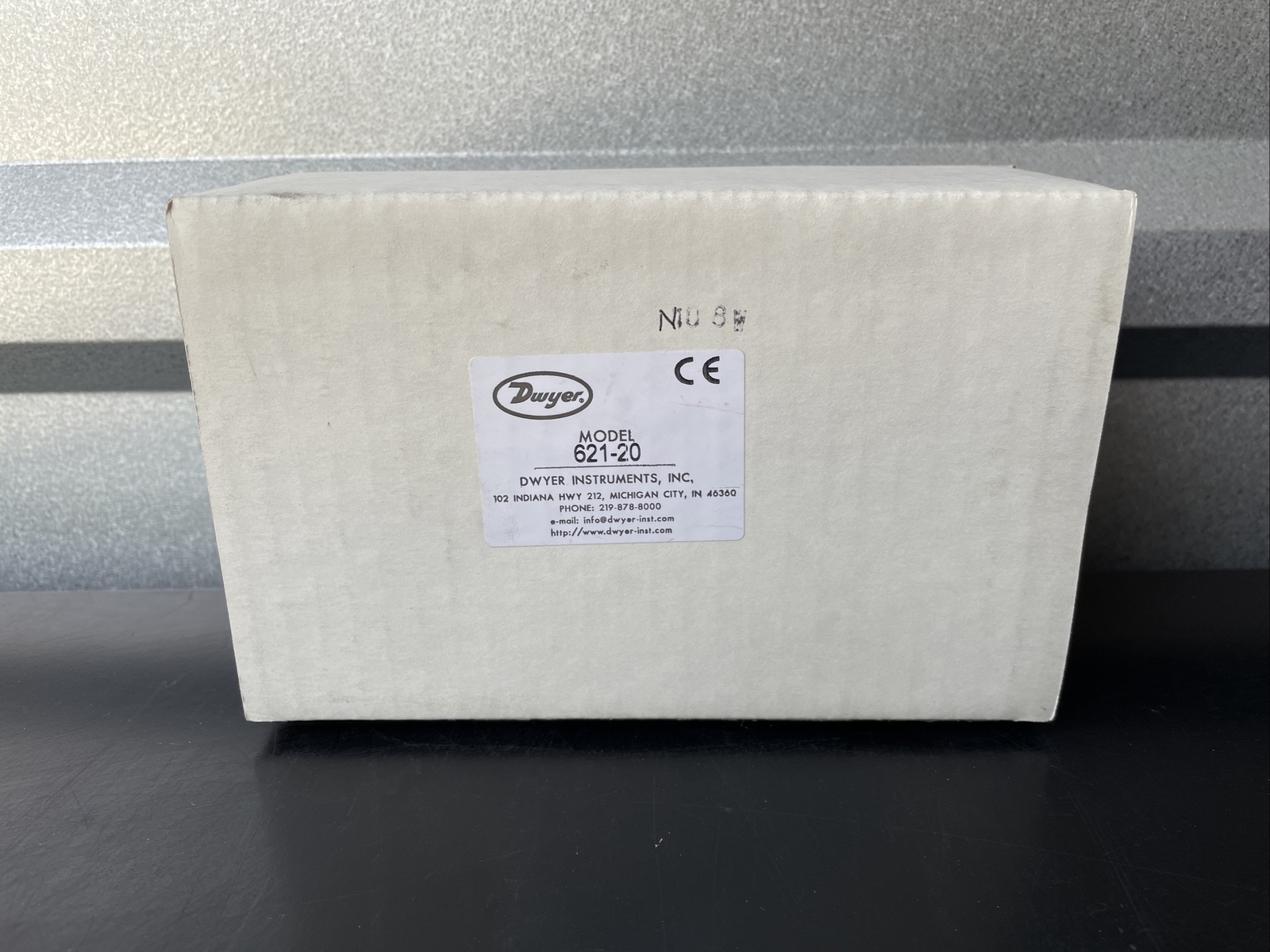 New Dwyer 621-20 Differential Pressure Transmitter 0 – 20 Inches W.C.