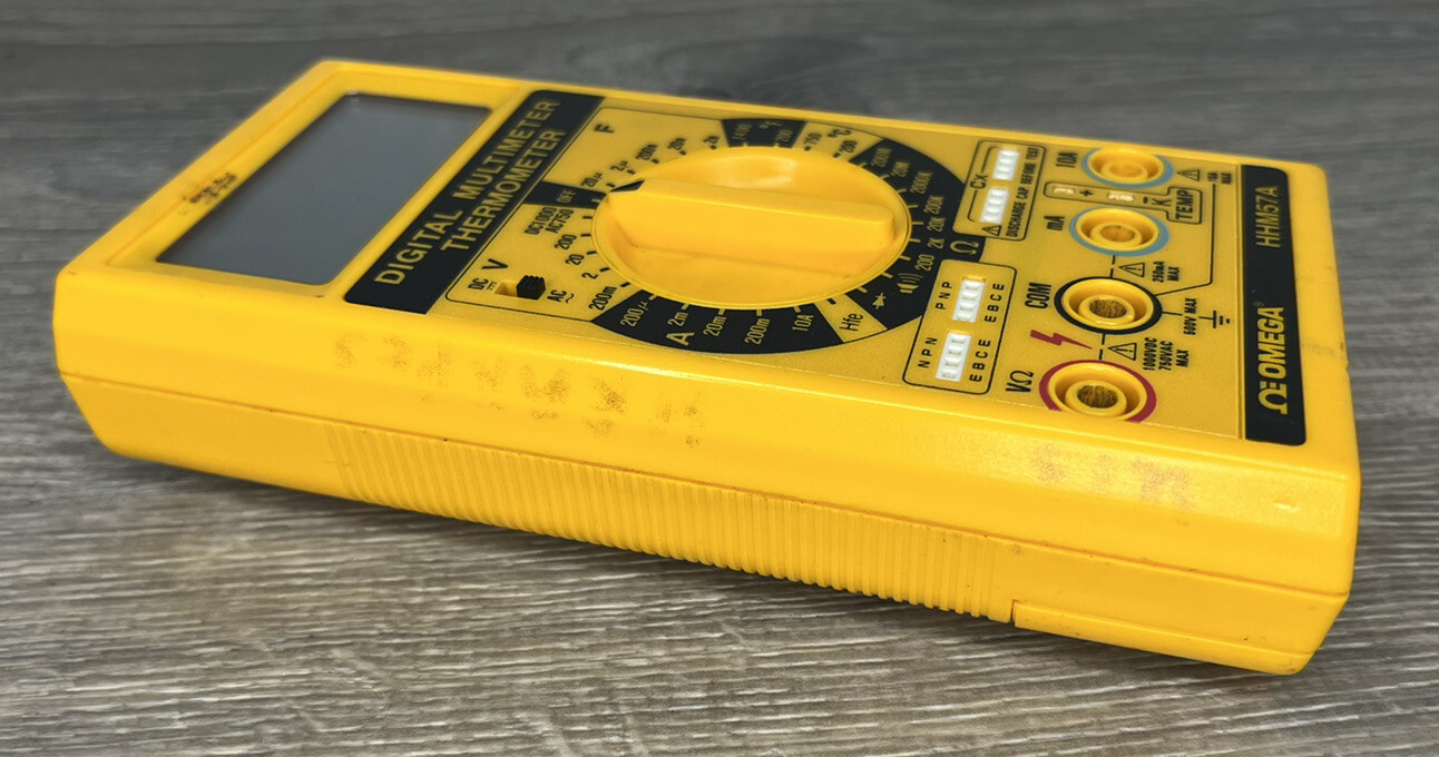 Omega HHM57A Digital Multimeter Thermometer With Case Working